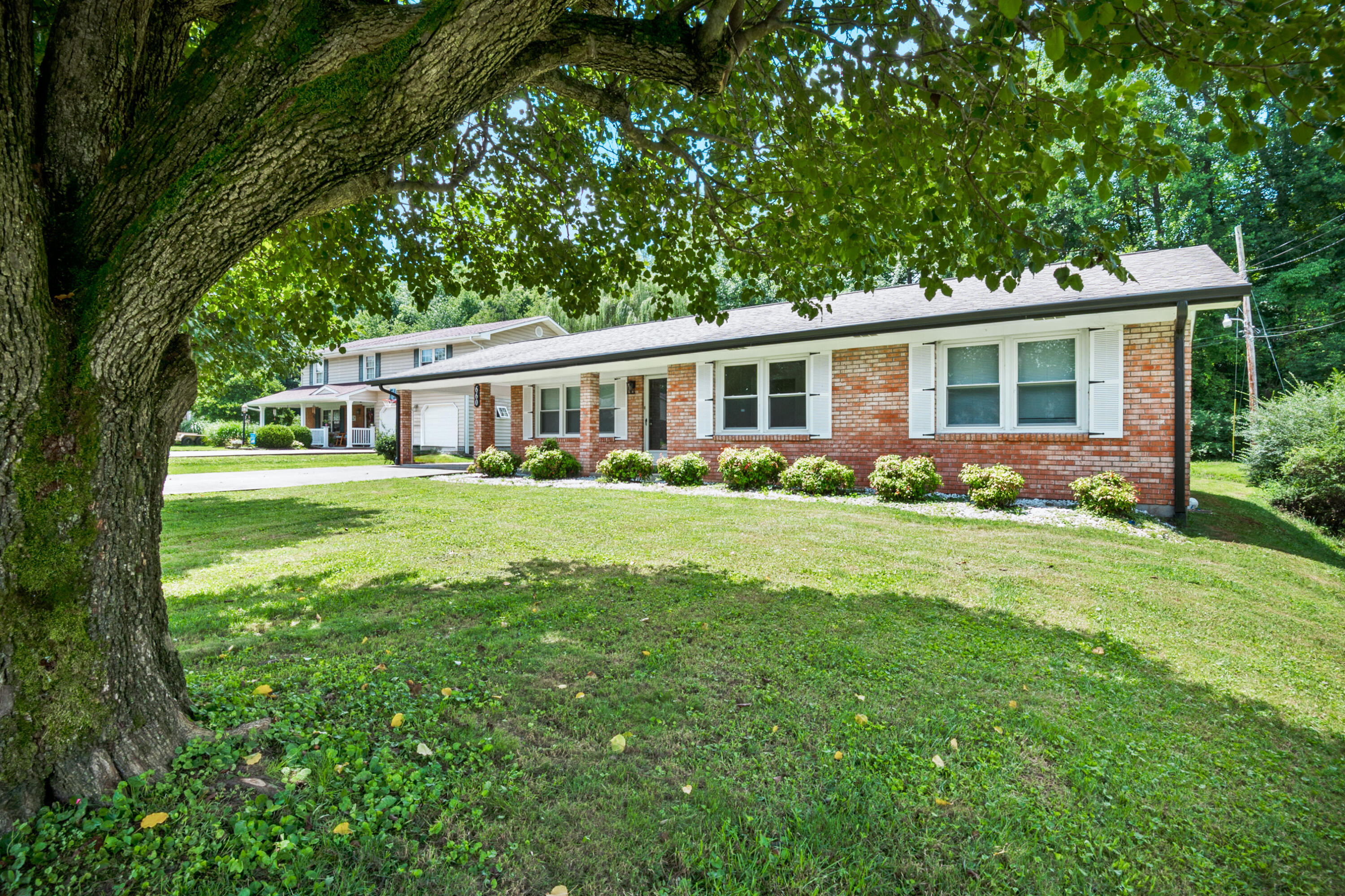 660 Oaklawn Circle Property Photo 4