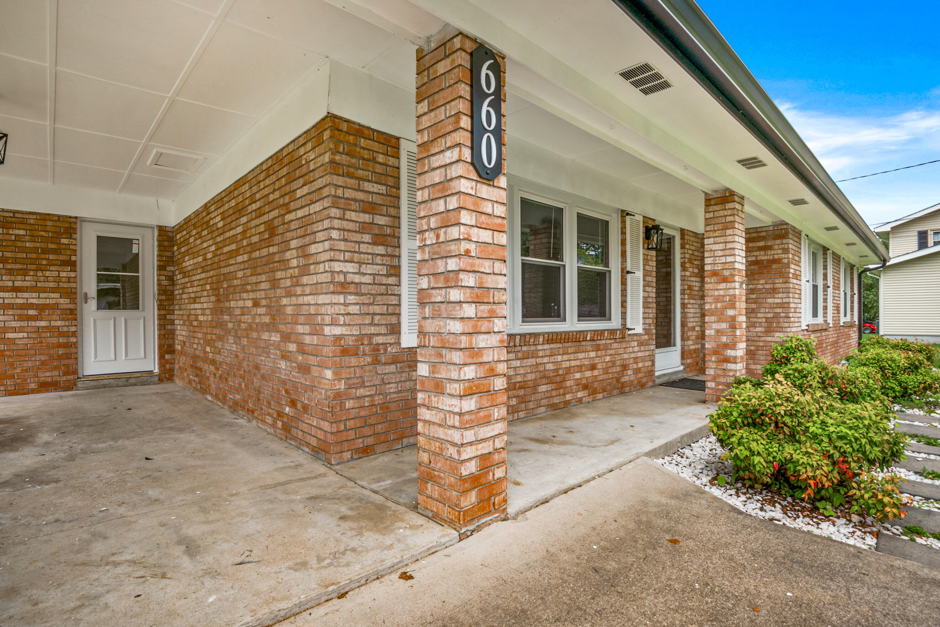 660 Oaklawn Circle Property Photo 8