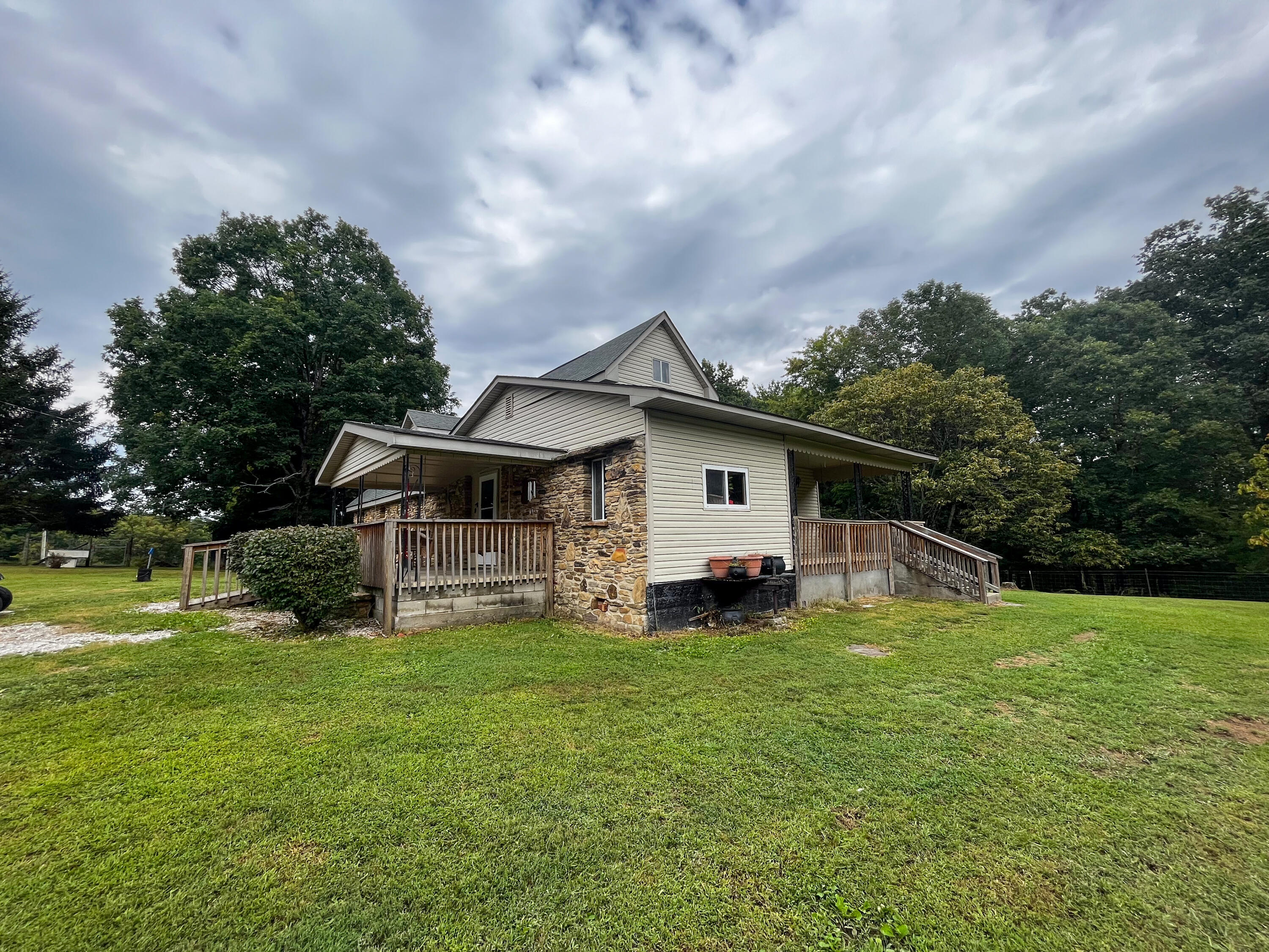 762 Jacks Ridge Road Property Photo 2