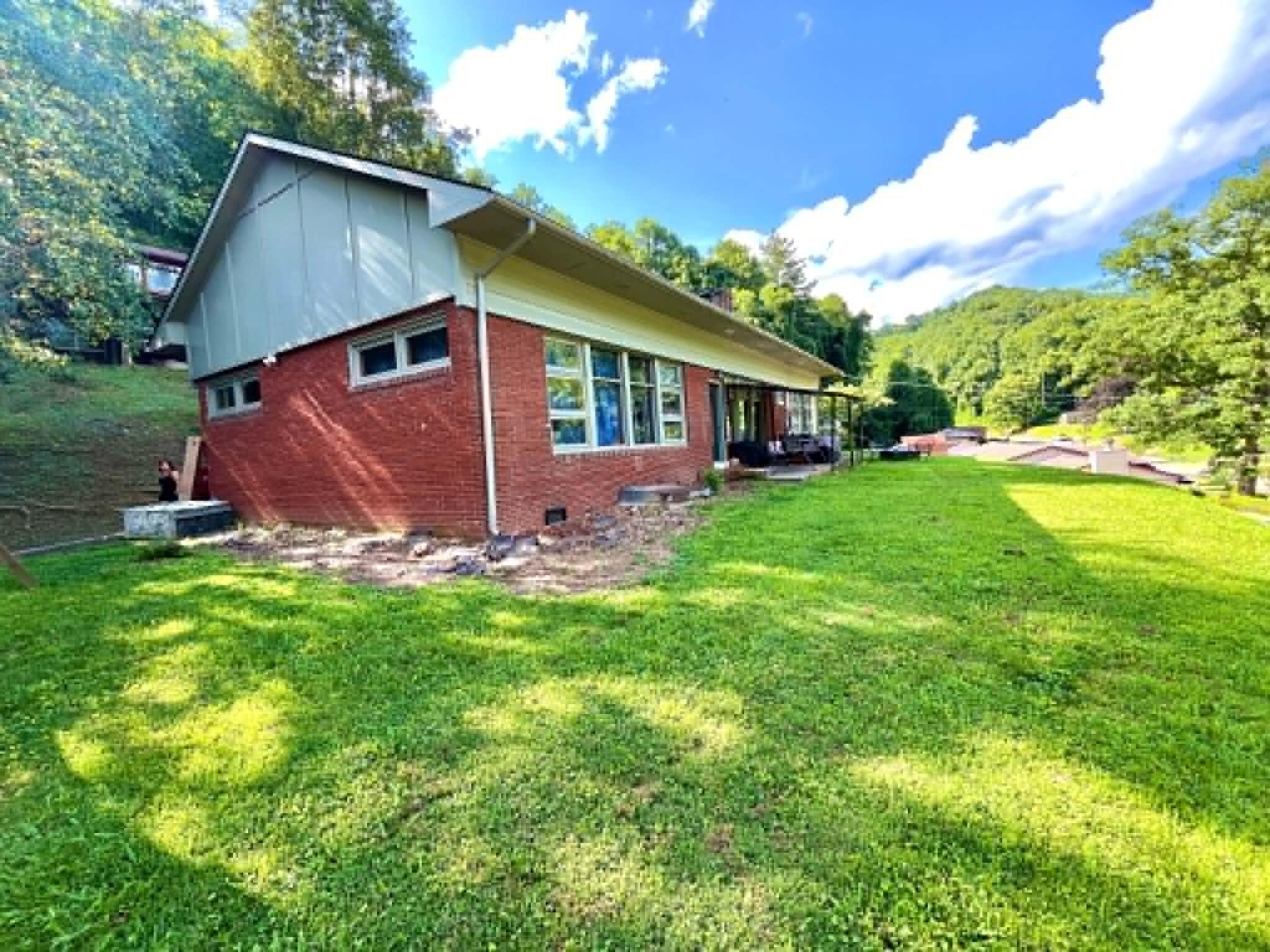 821 Ivy Property Photo 3