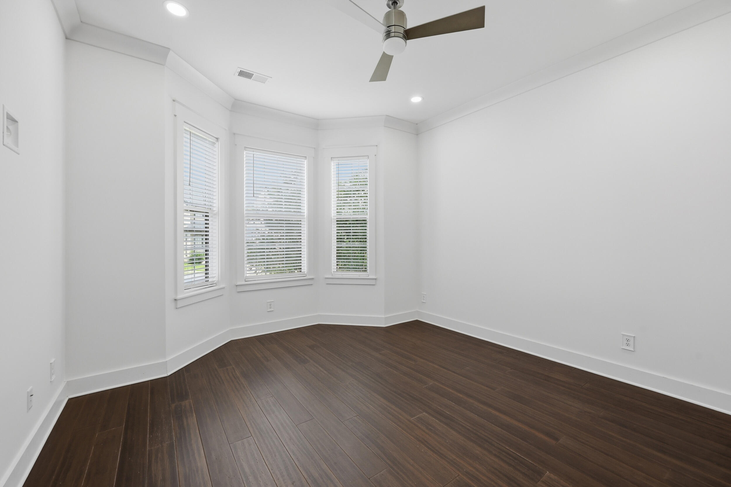 300 Prestwick Circle Property Photo 6