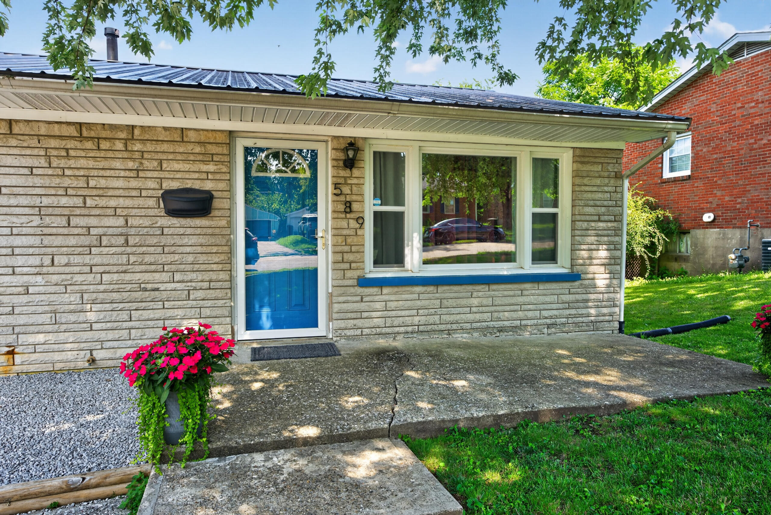 589 Plainview Road Property Photo 3