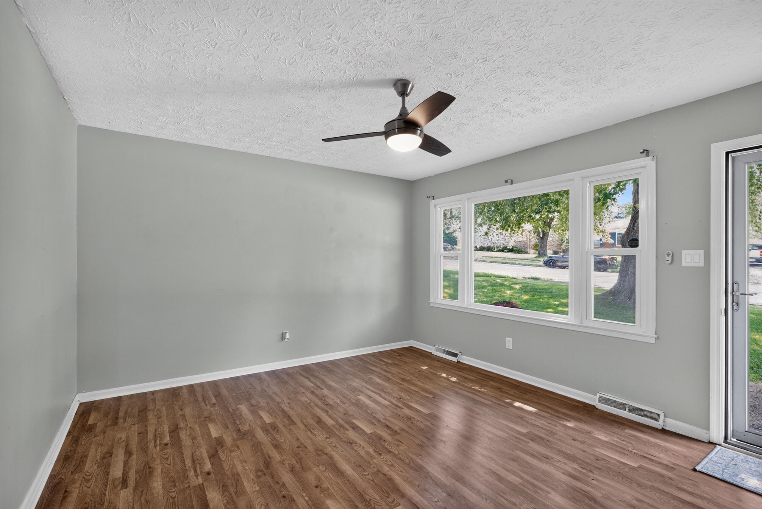 589 Plainview Road Property Photo 5