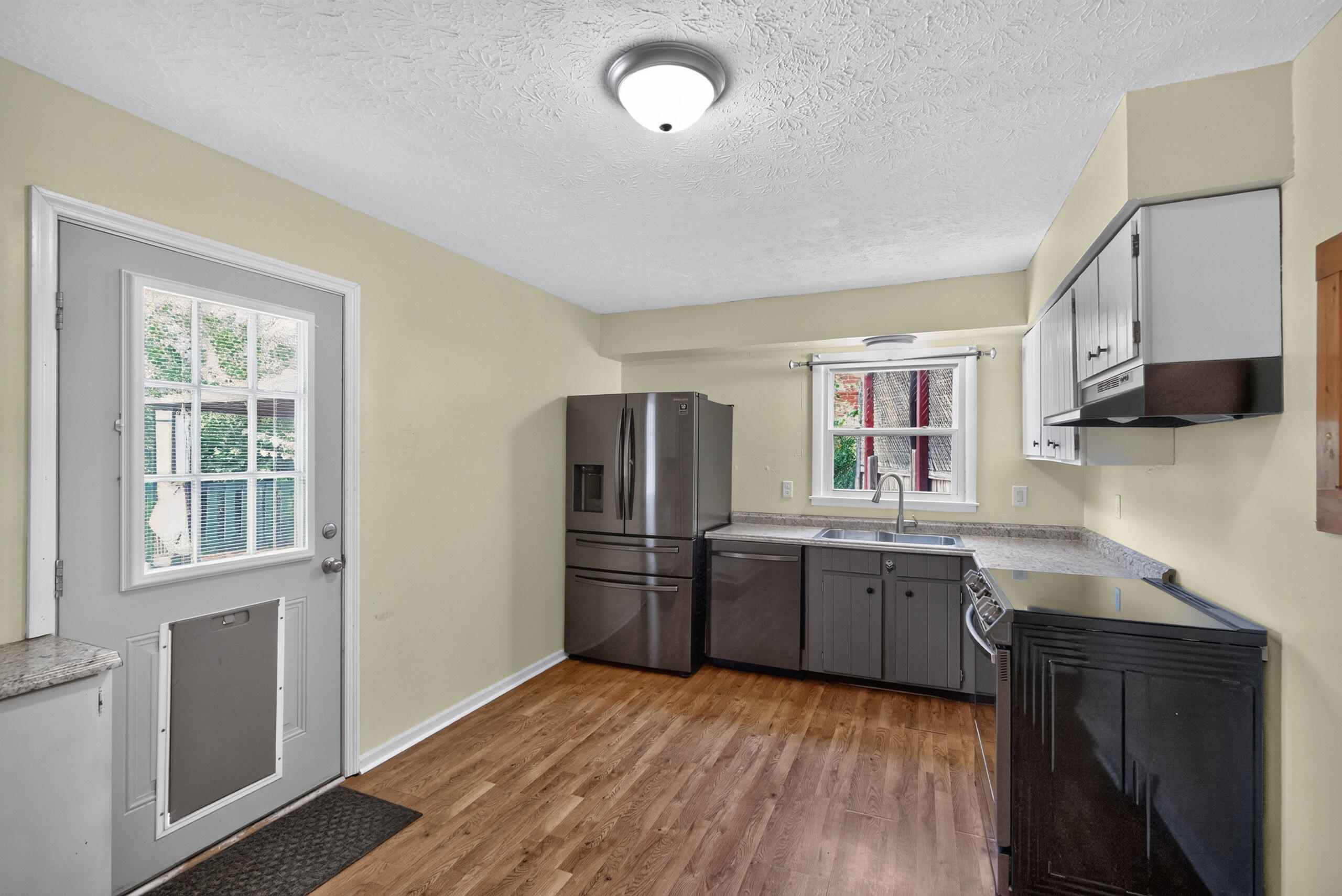 589 Plainview Road Property Photo 7