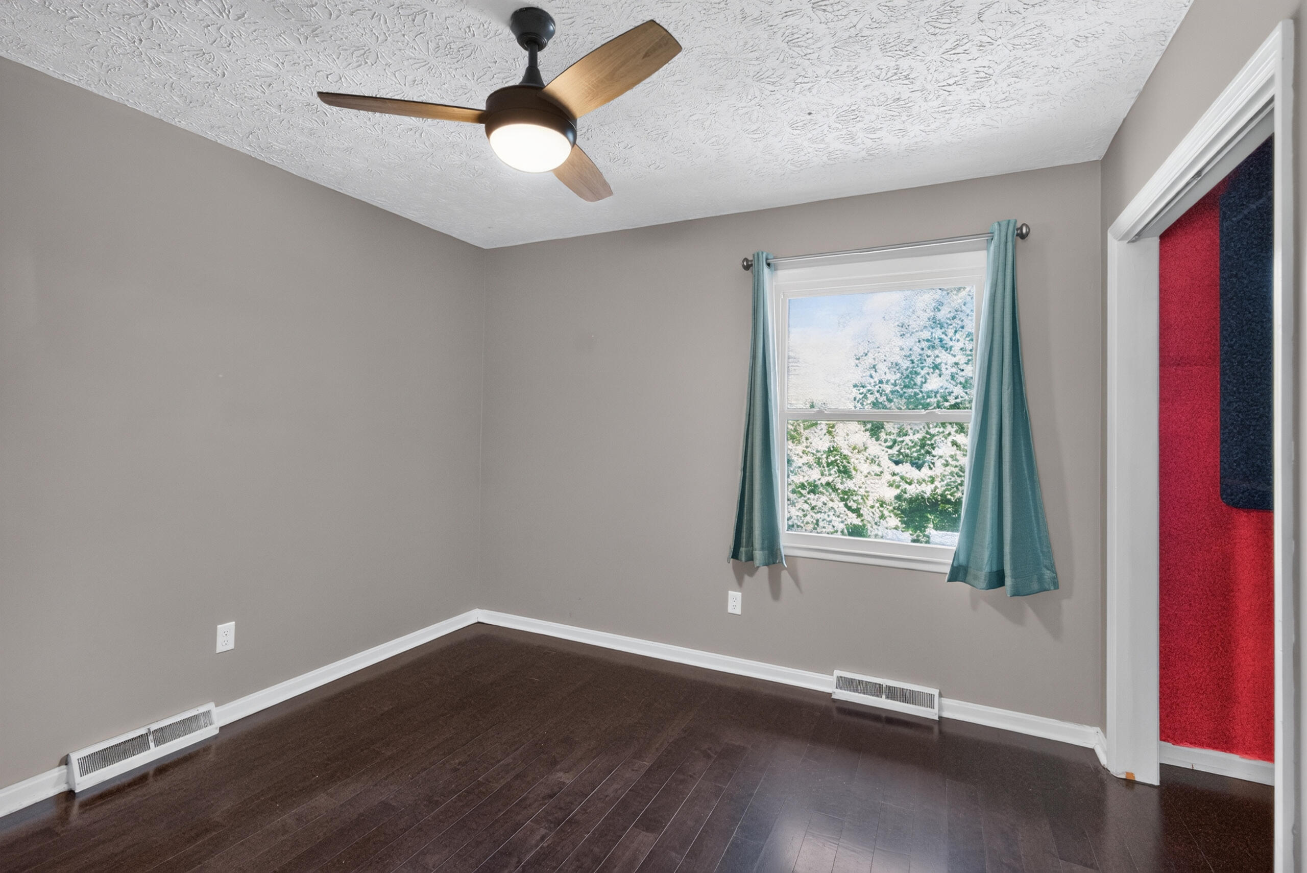 589 Plainview Road Property Photo 13