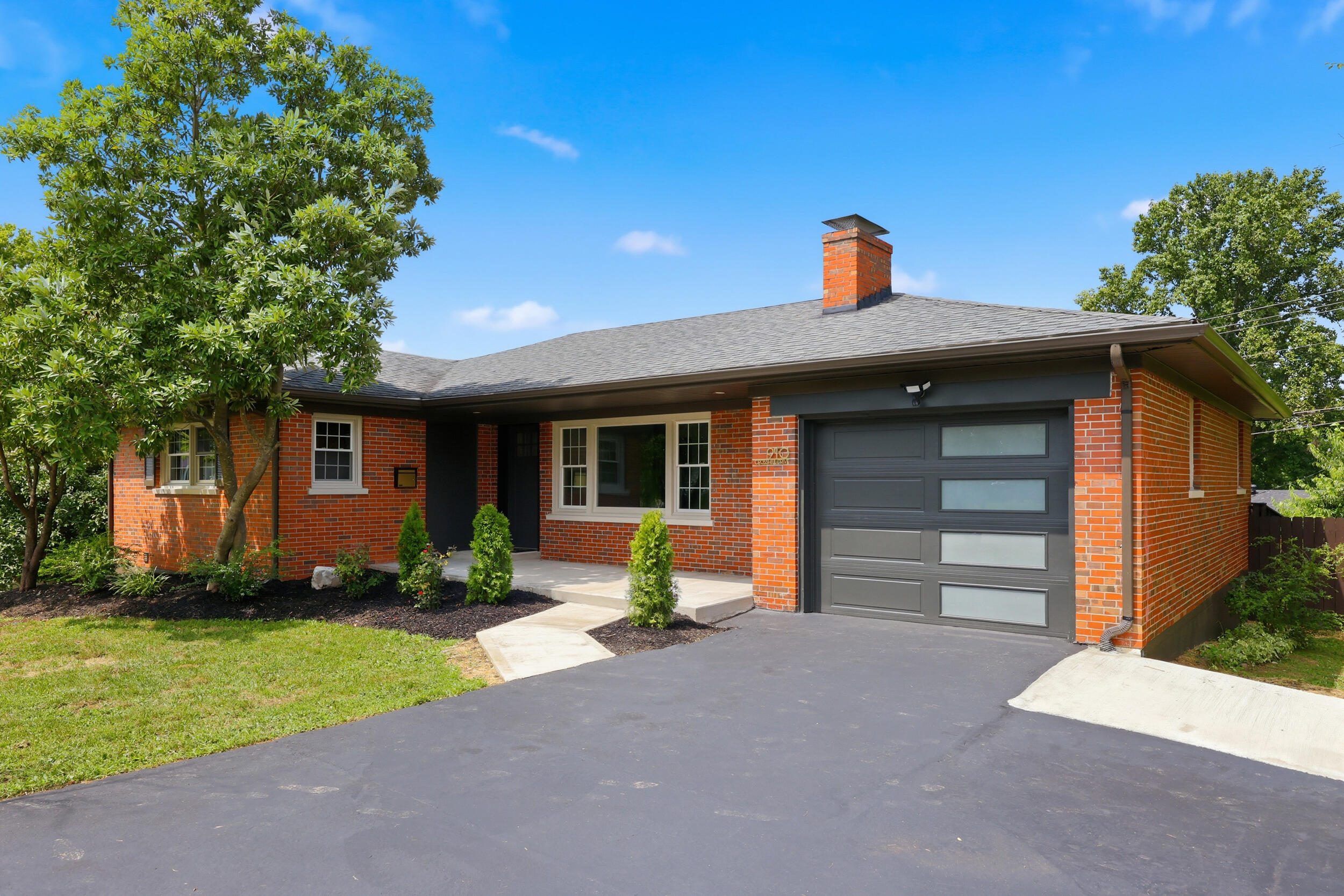 910 Crosshill Drive Property Photo 2