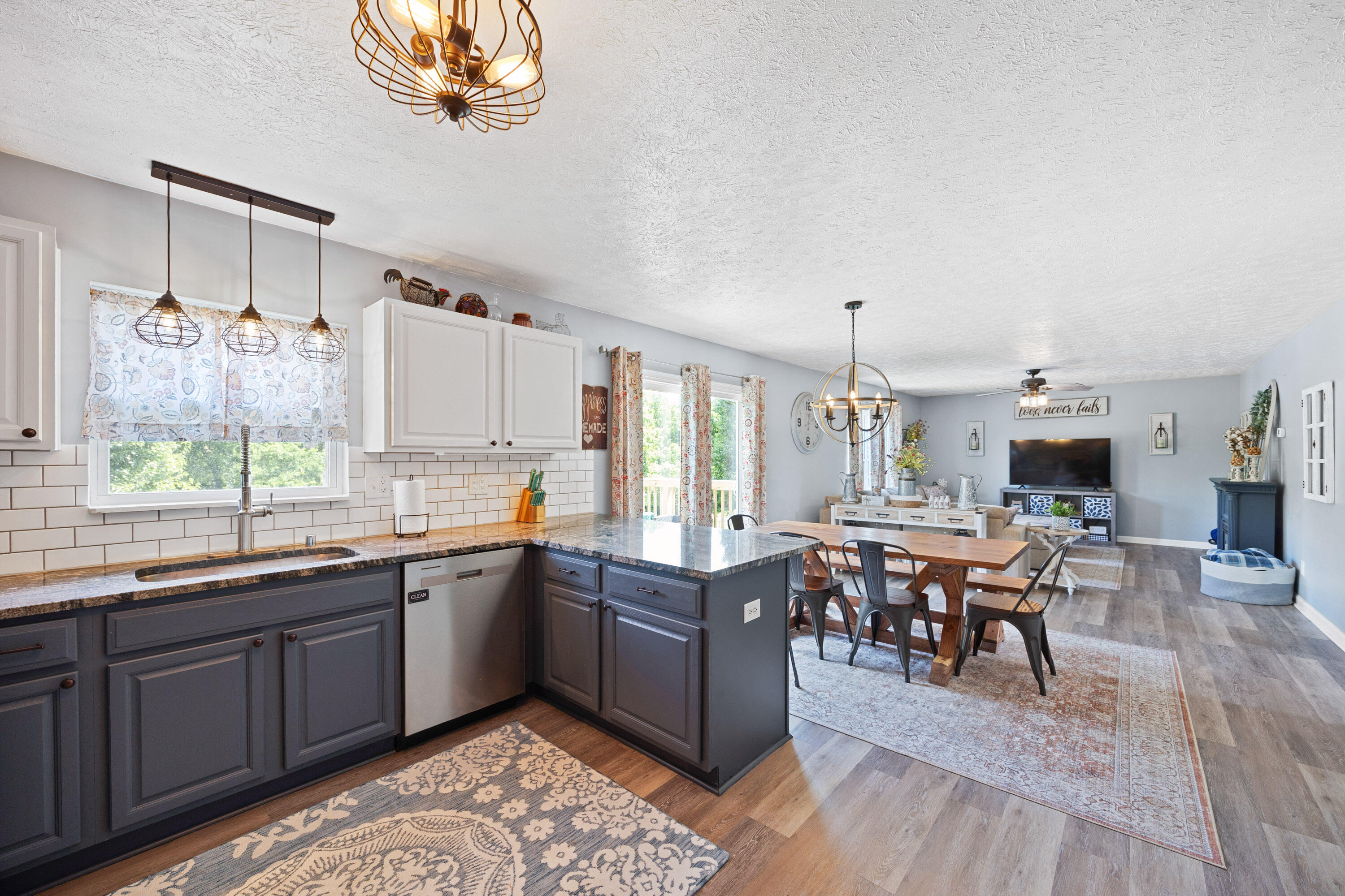 350 Pin Oak Drive Property Photo 6