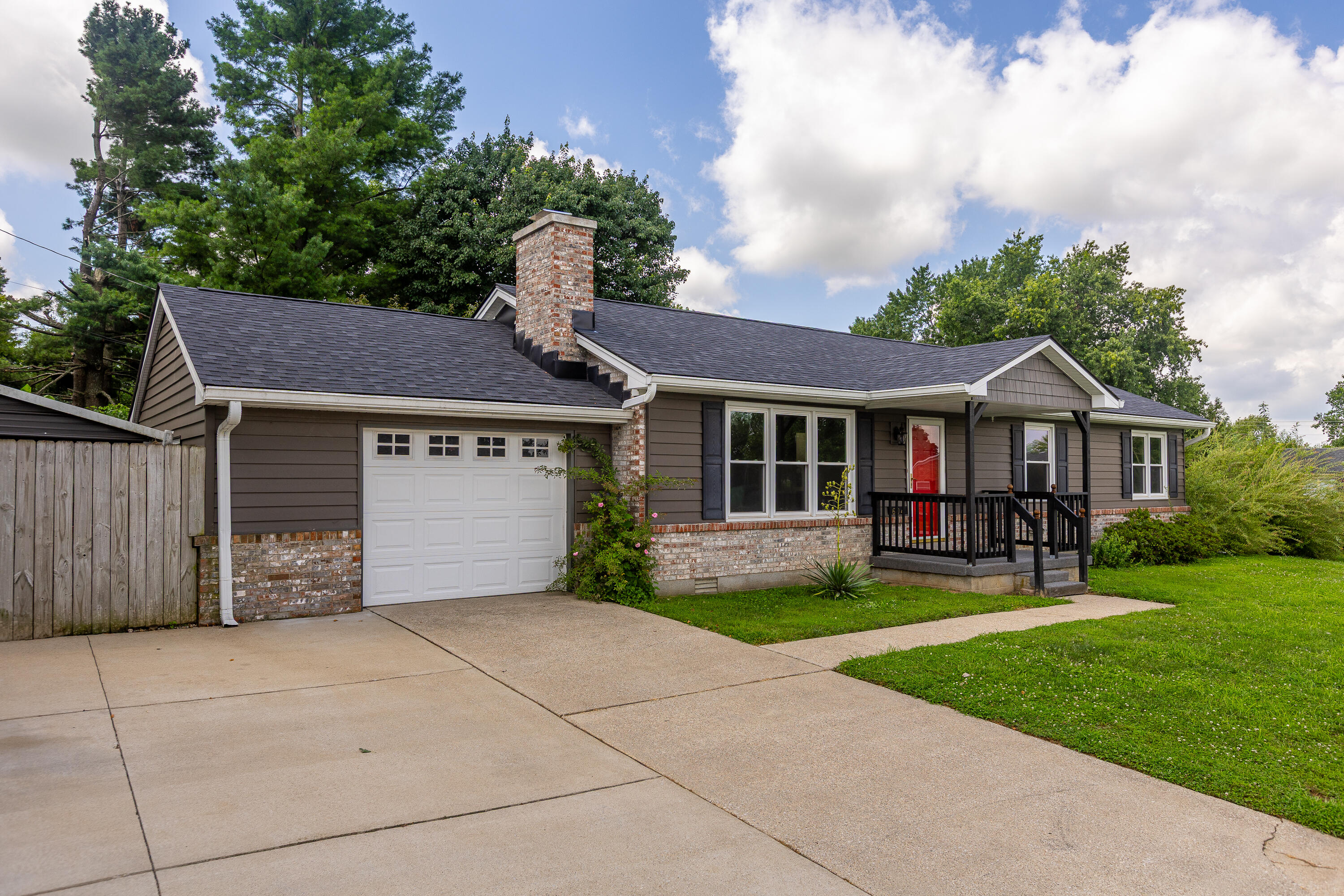 604 Hickory Hill Drive Property Photo 3