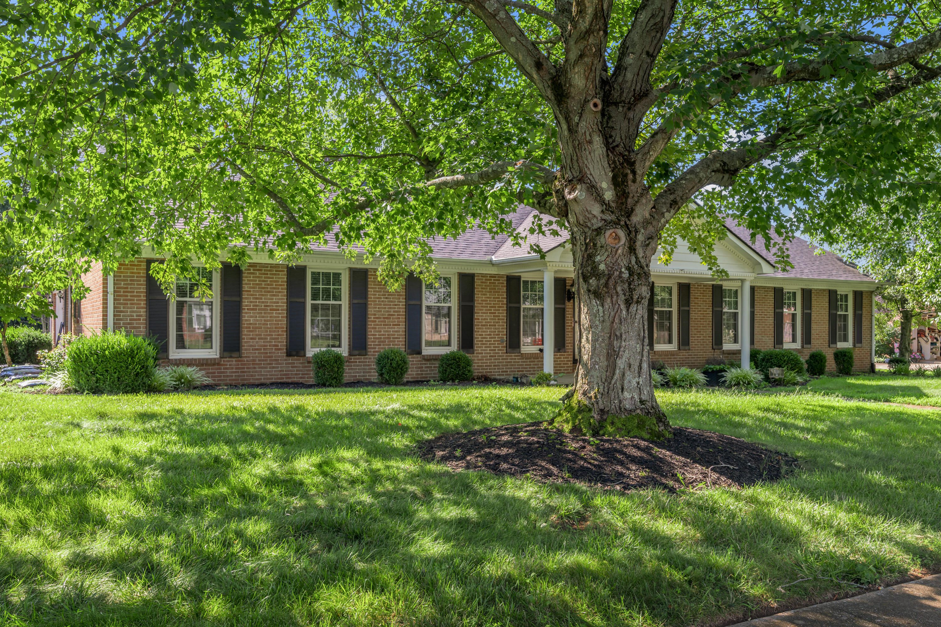 121 Hawthorne Drive Property Photo 1
