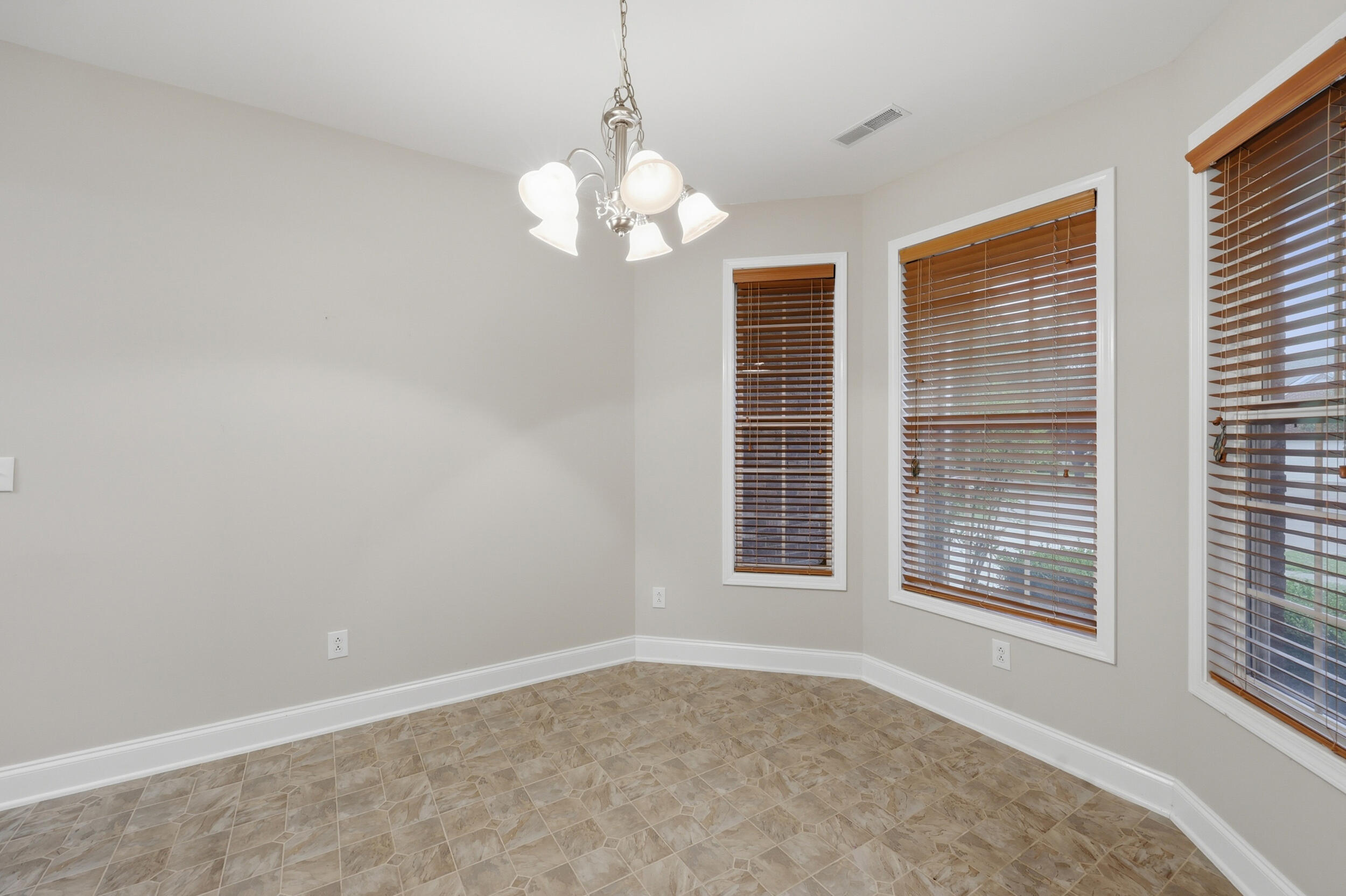 560 Southpoint Drive Property Photo 7