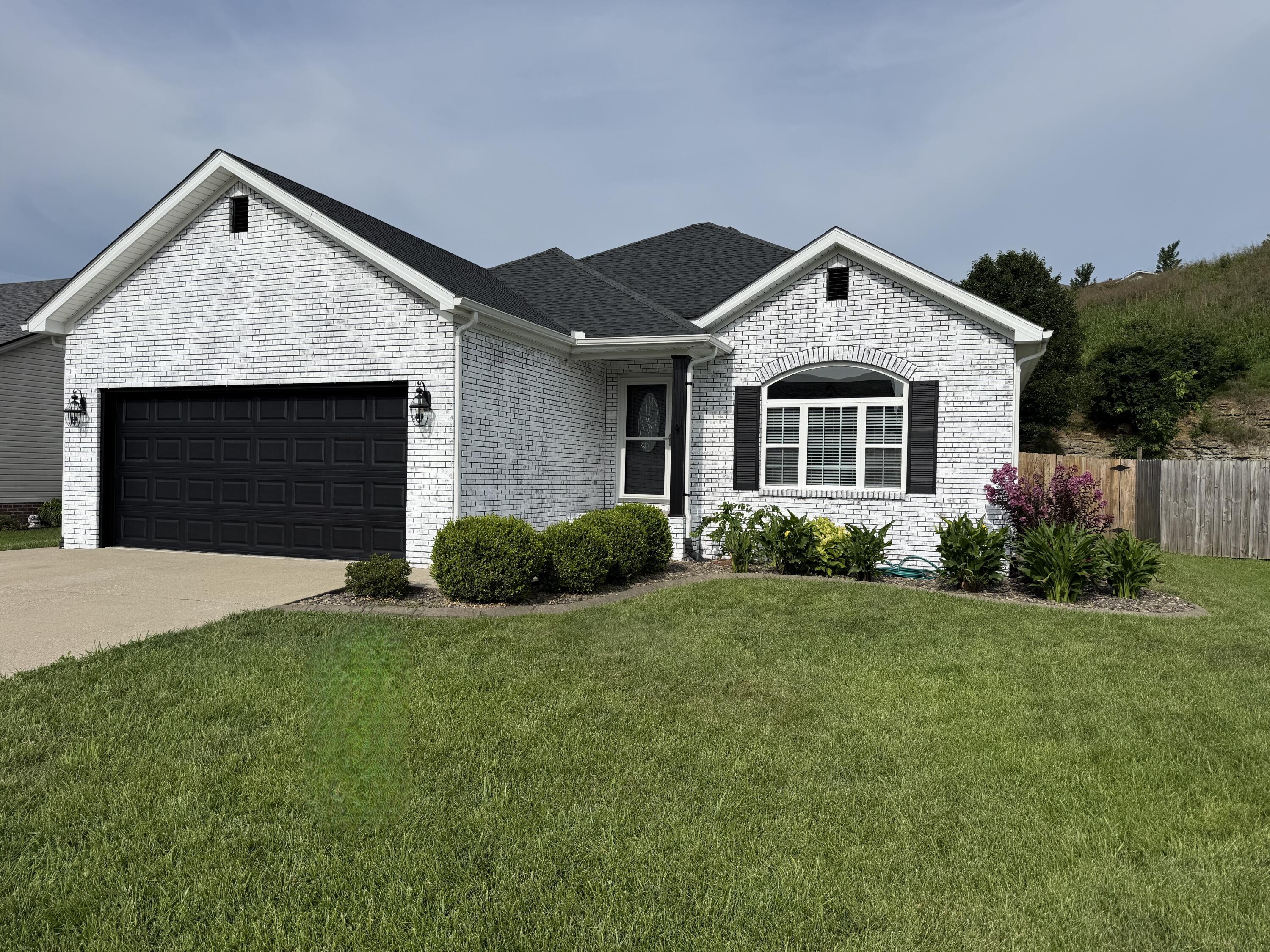 324 Oxford Circle Property Photo 1