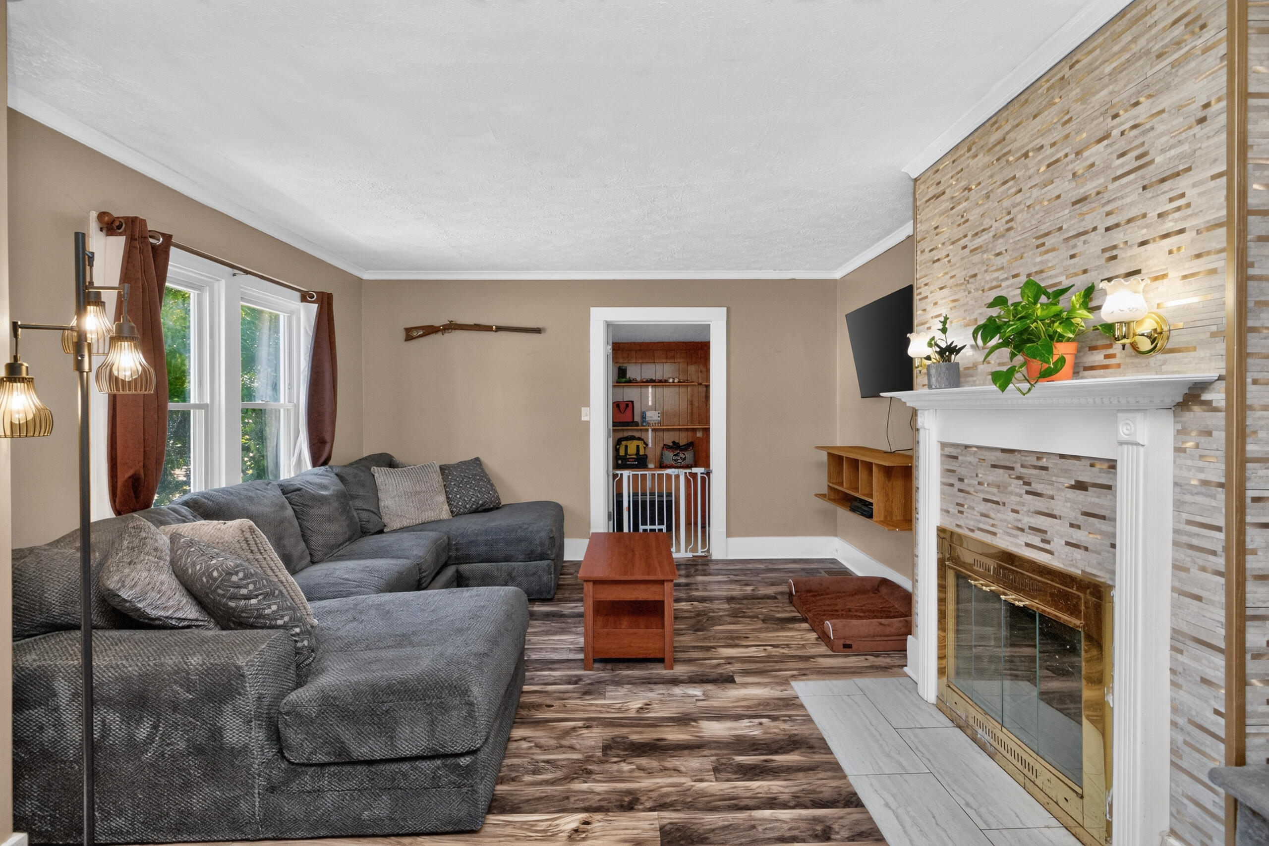 109 W Broadway Street Property Photo 6