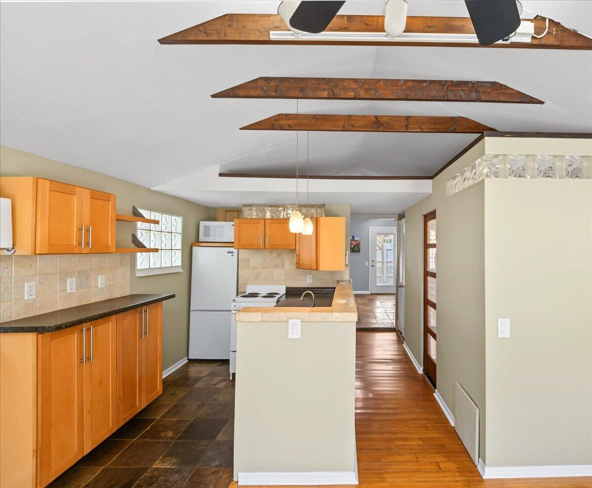 617 Shaw Lane Property Photo 3