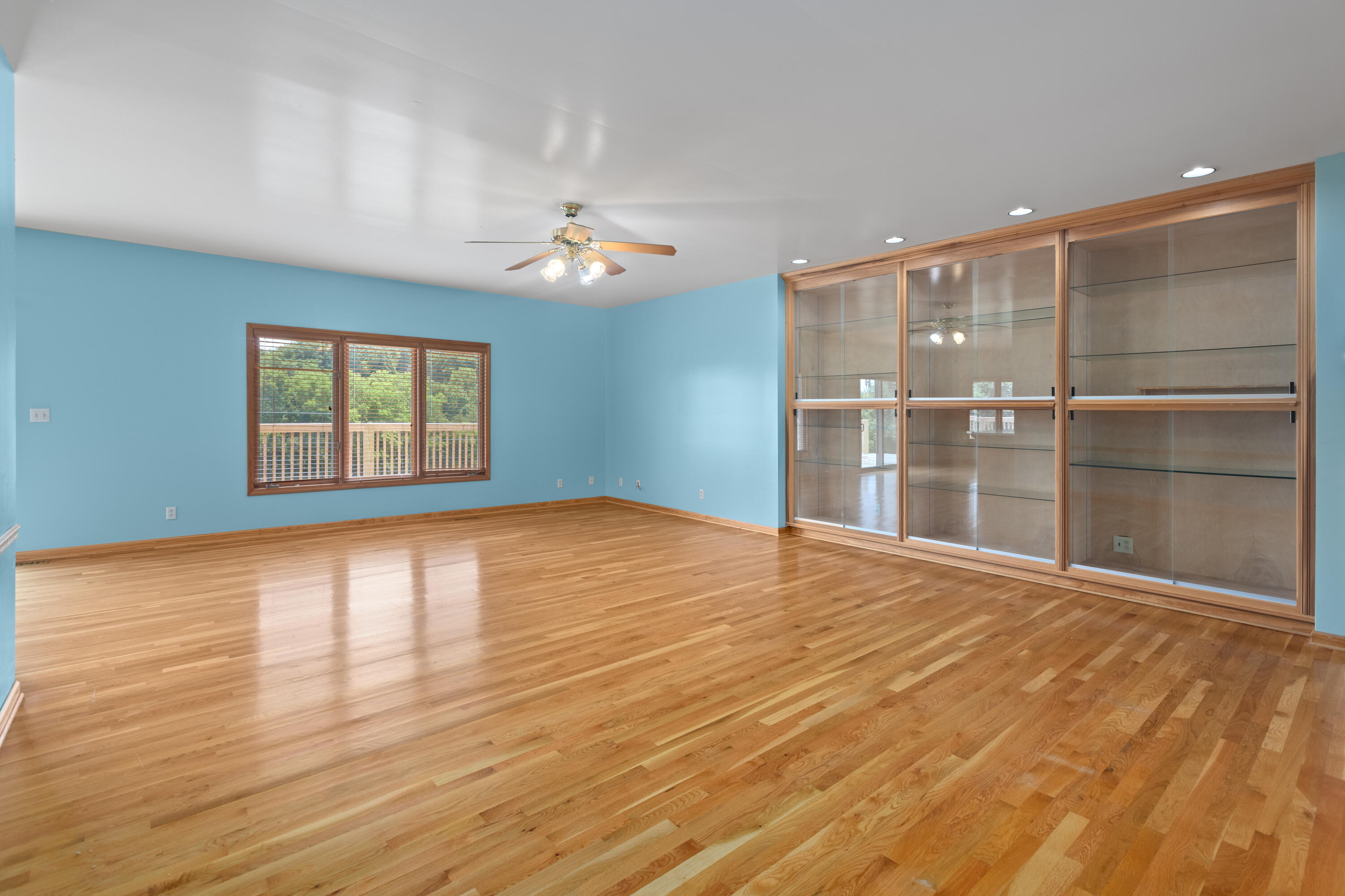 1221 Hawthorne Lane Property Photo 6