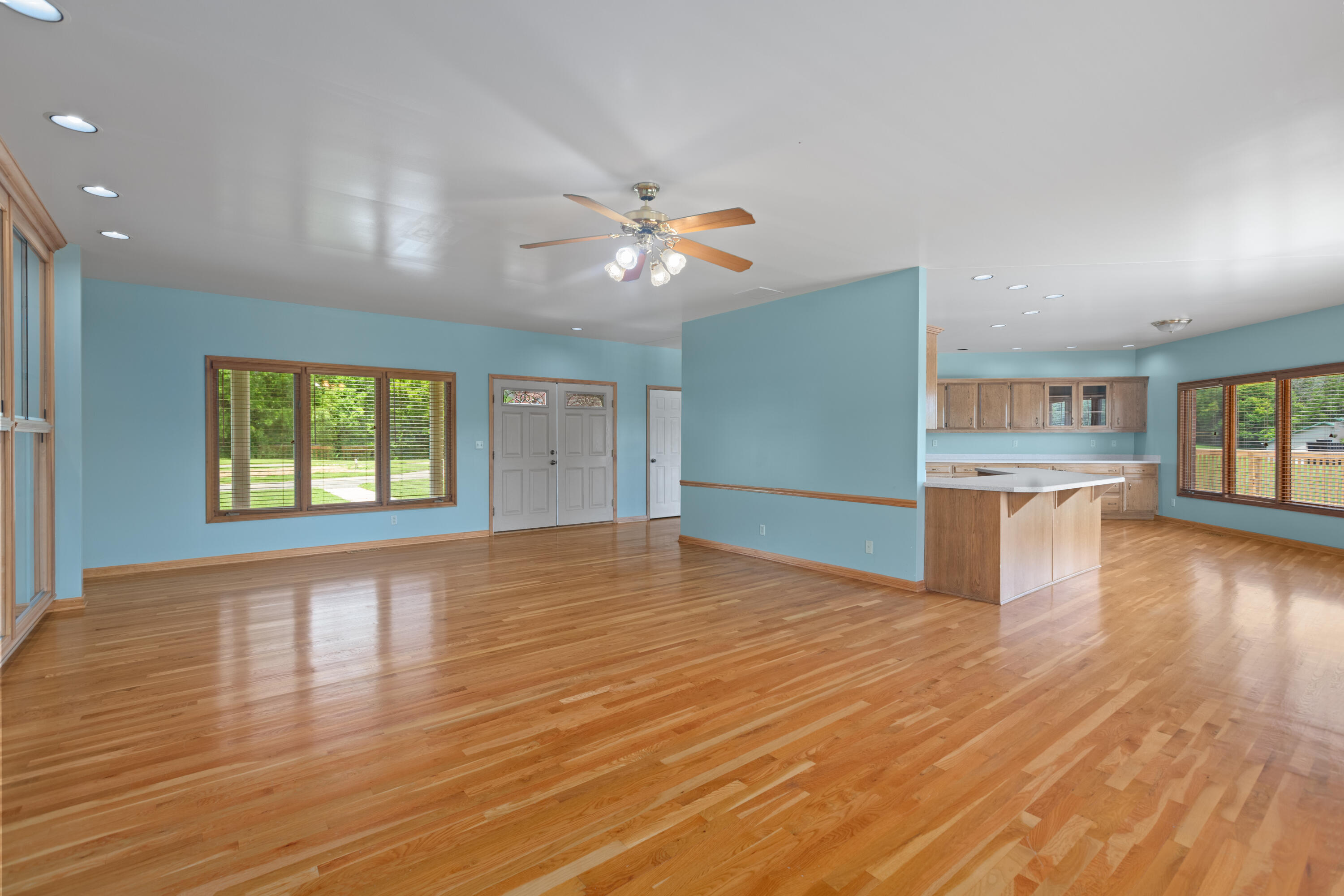 1221 Hawthorne Lane Property Photo 7