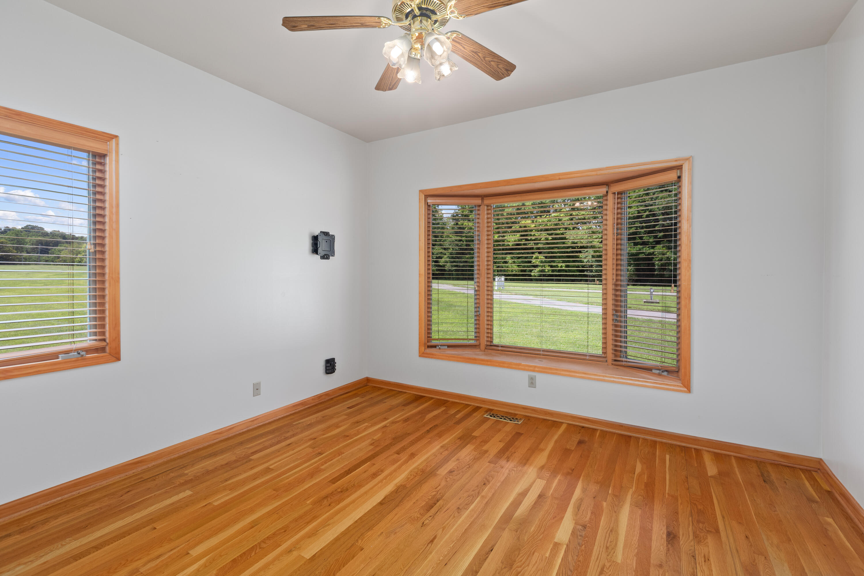 1221 Hawthorne Lane Property Photo 23