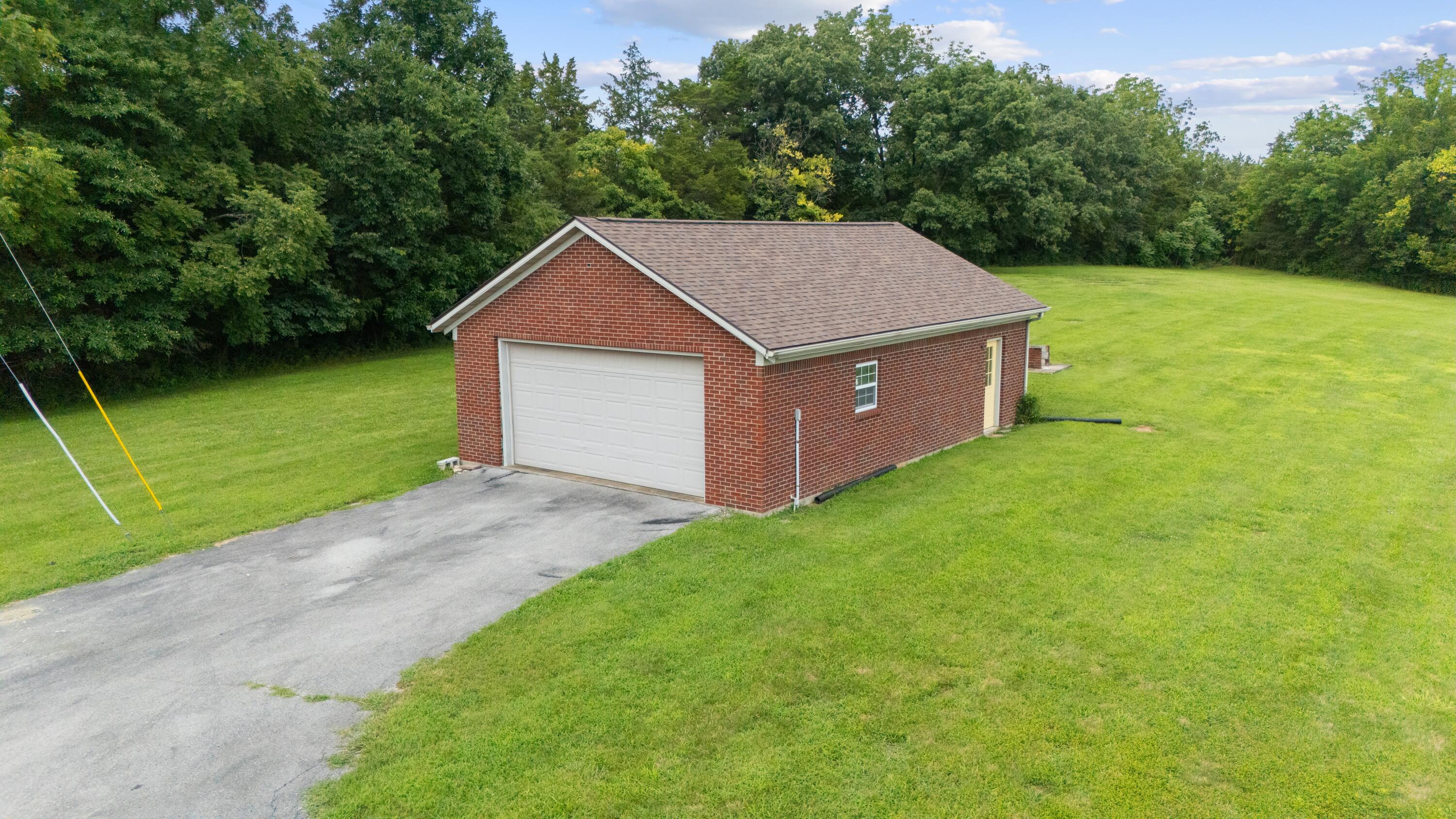 1221 Hawthorne Lane Property Photo 33