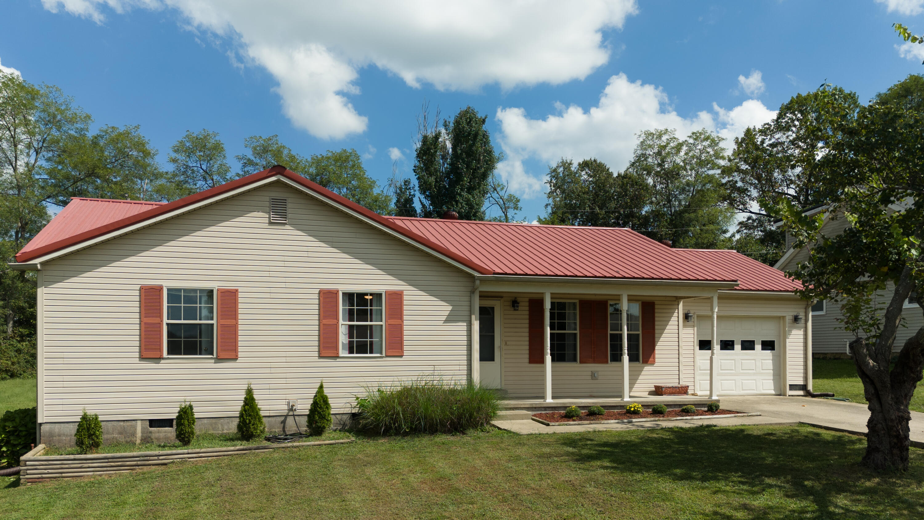 1124 Gregory Lane Property Photo 1