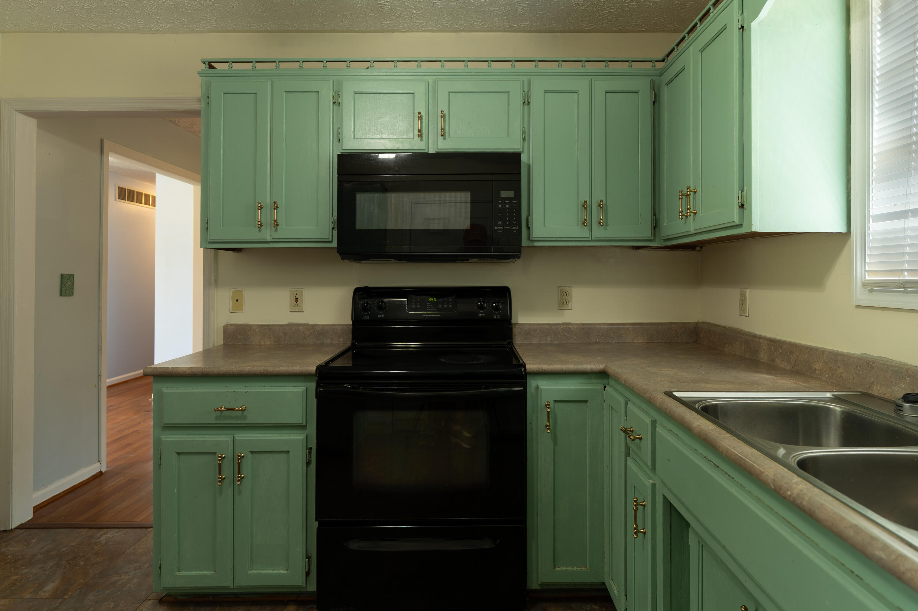 1124 Gregory Lane Property Photo 5
