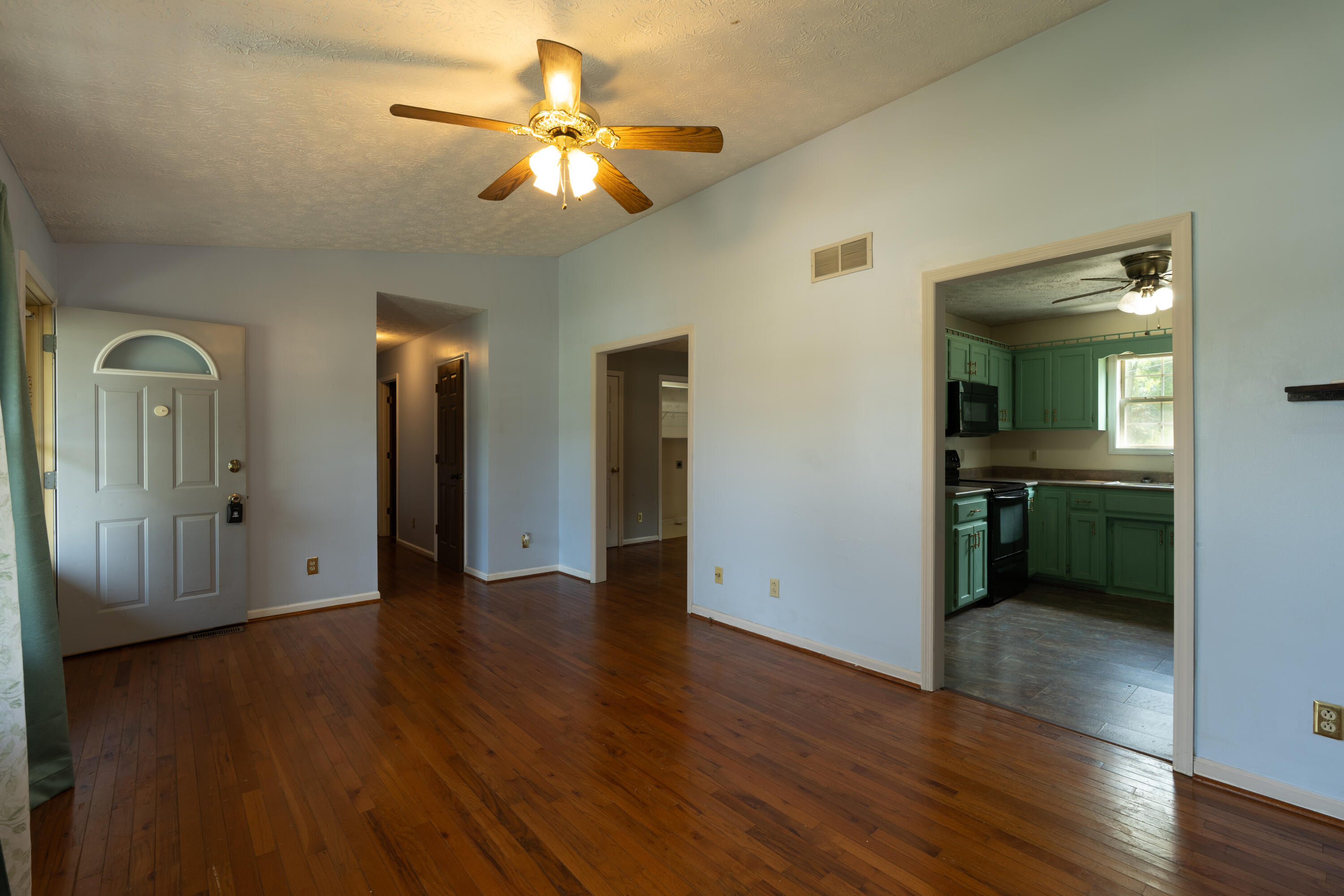 1124 Gregory Lane Property Photo 7