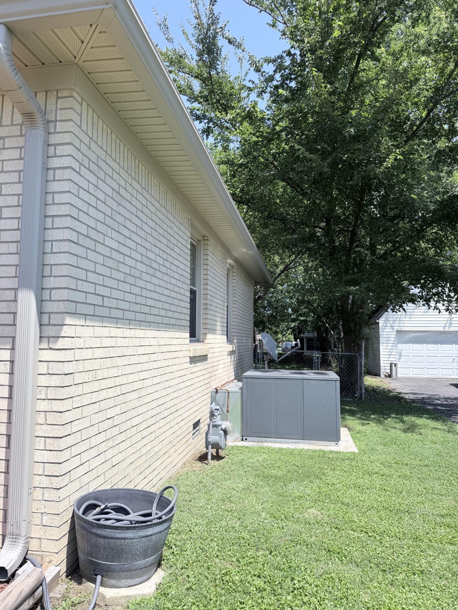 910 Springmont Drive Property Photo 5