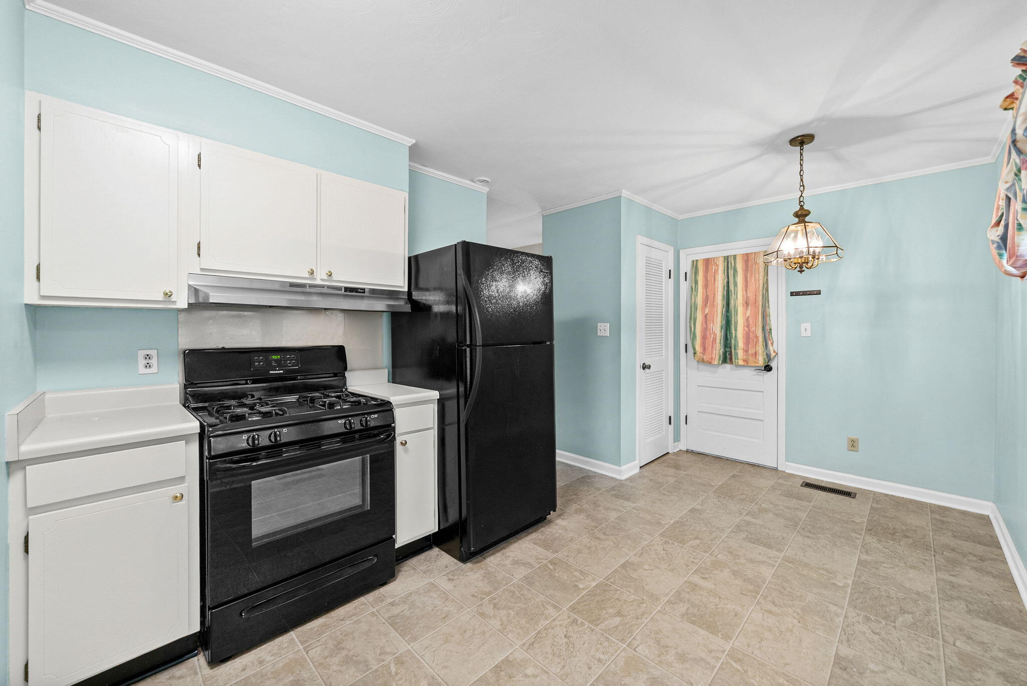 806 Hillcrest Drive Property Photo 3