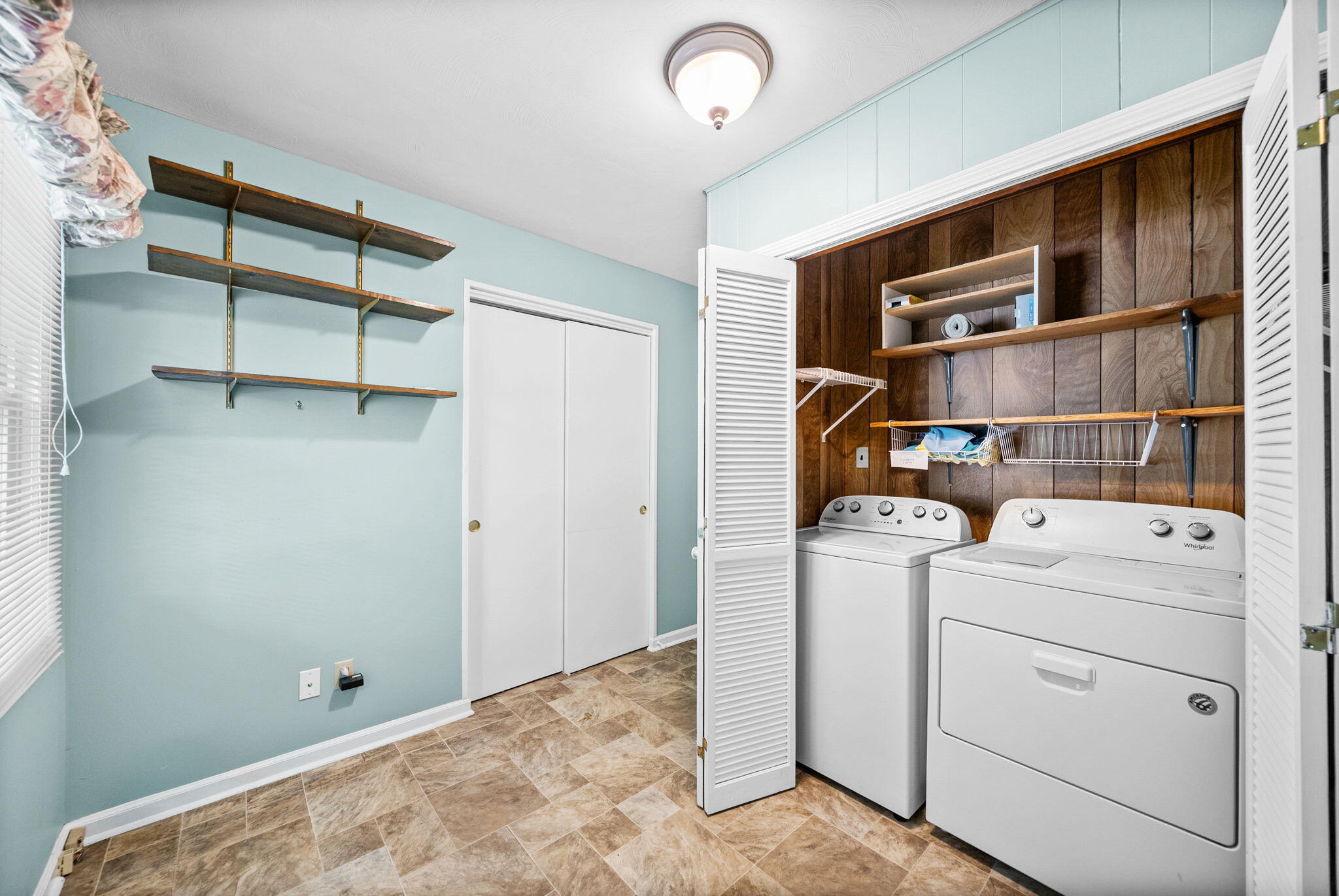 806 Hillcrest Drive Property Photo 4