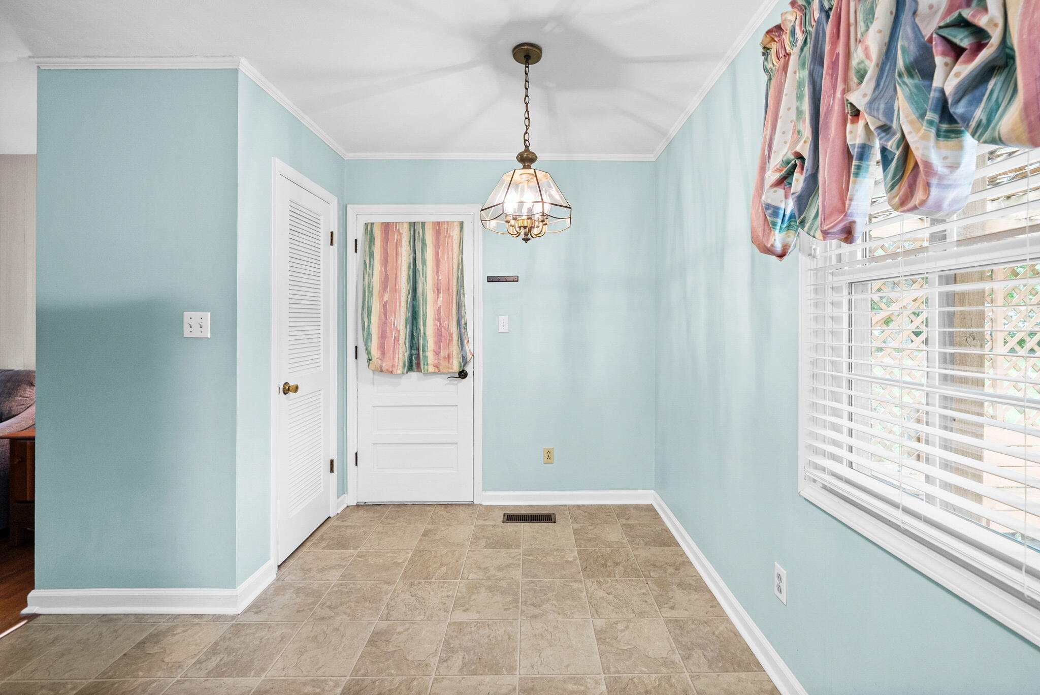806 Hillcrest Drive Property Photo 11