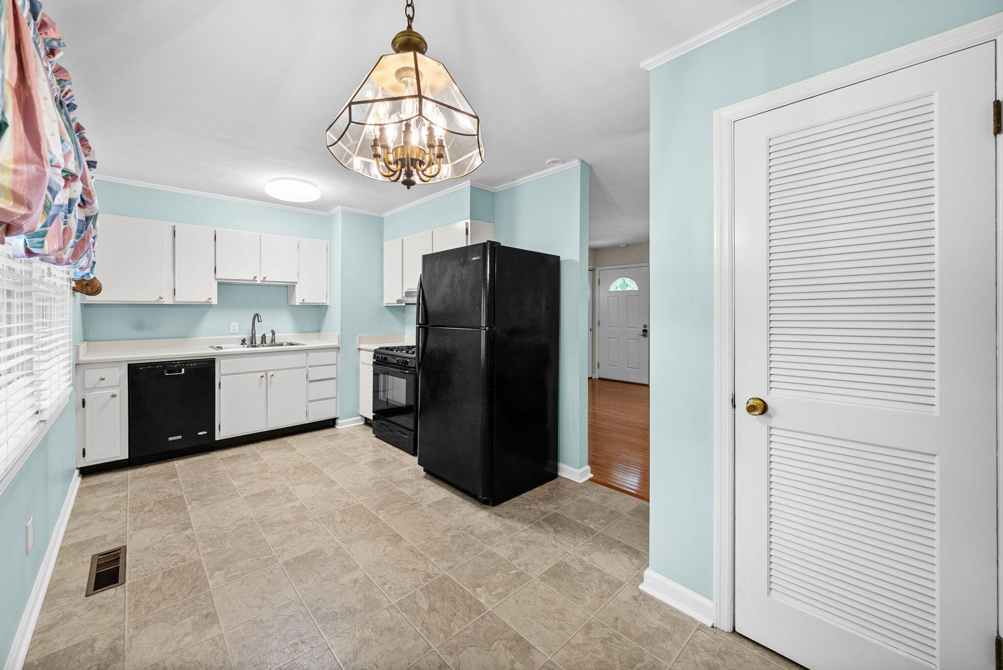806 Hillcrest Drive Property Photo 12