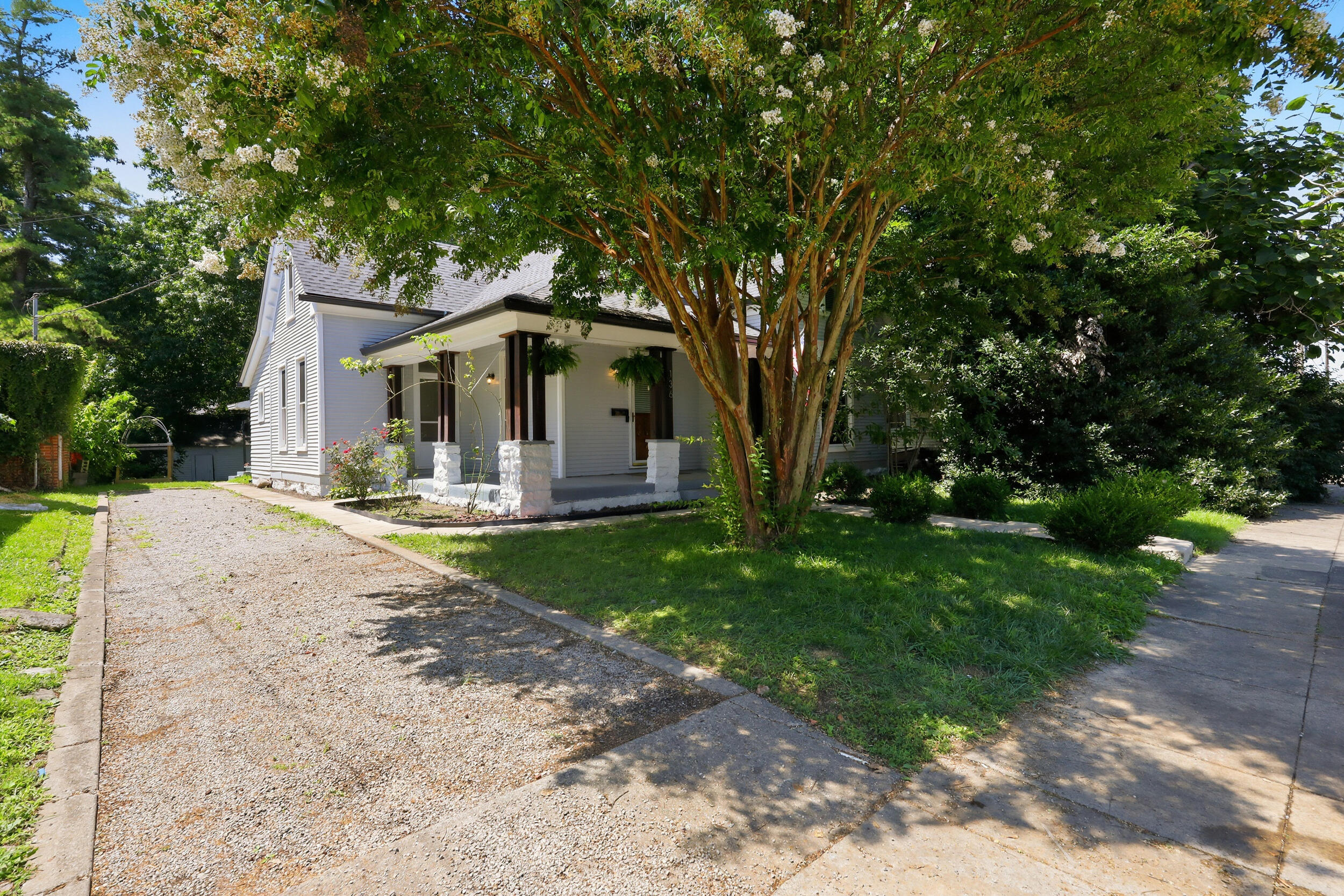 136 E Broadway Avenue Property Photo 2