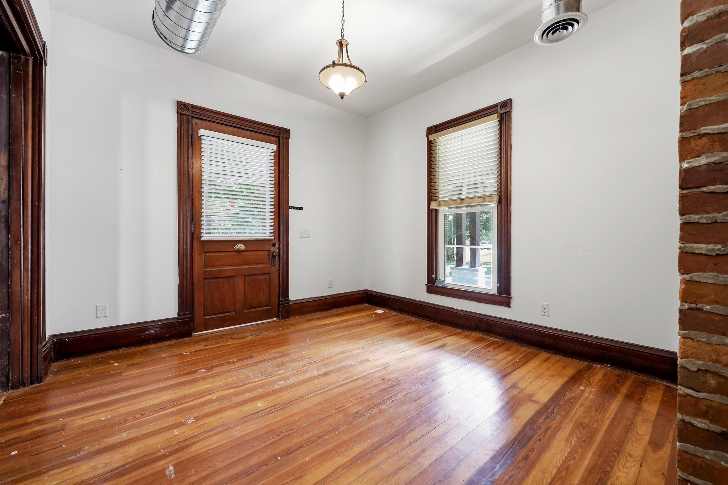 136 E Broadway Avenue Property Photo 4