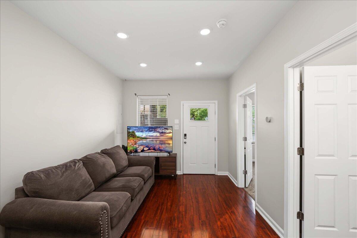 513 E 7th Street Property Photo 3