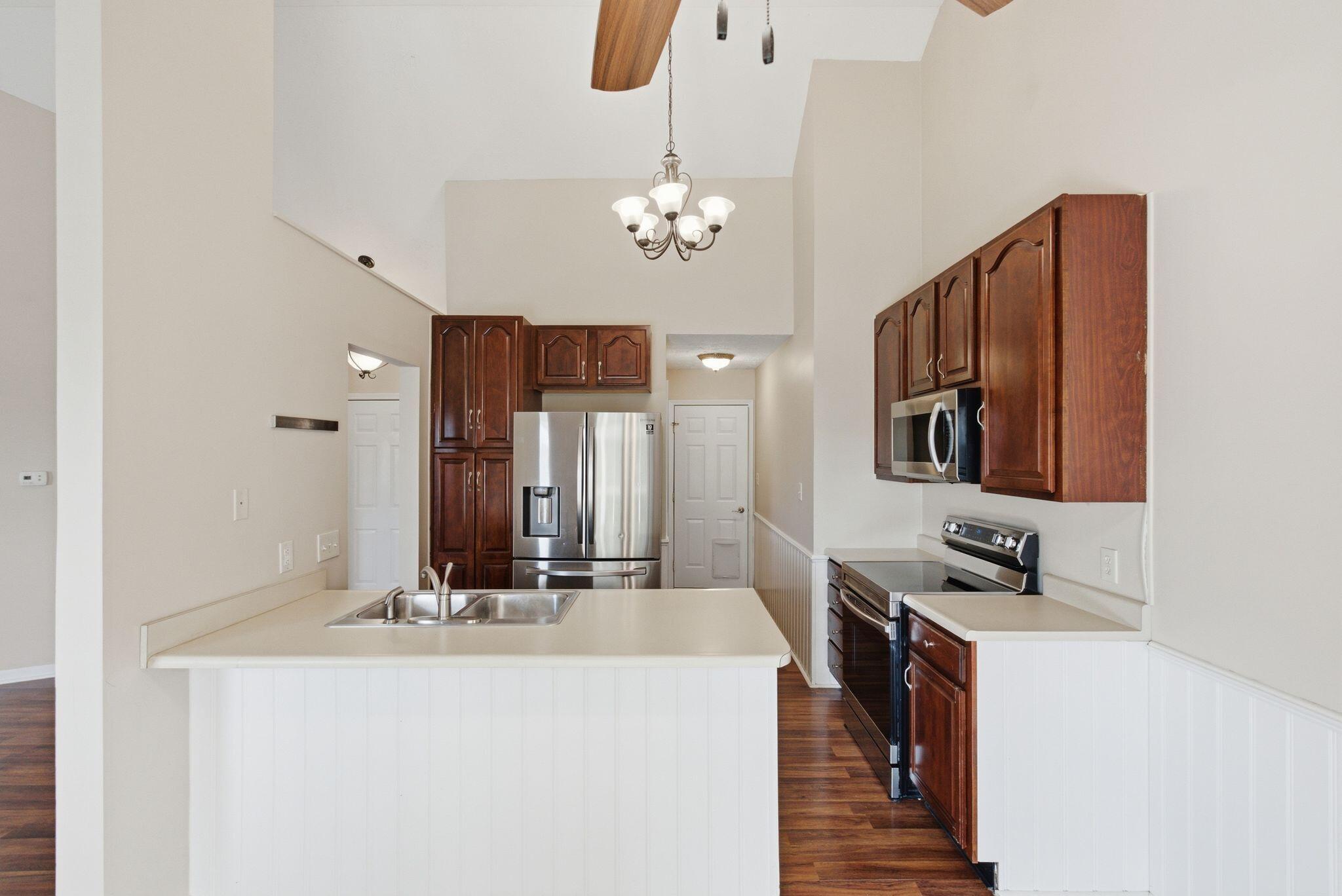 300 Lakeshore Circle Property Photo 16