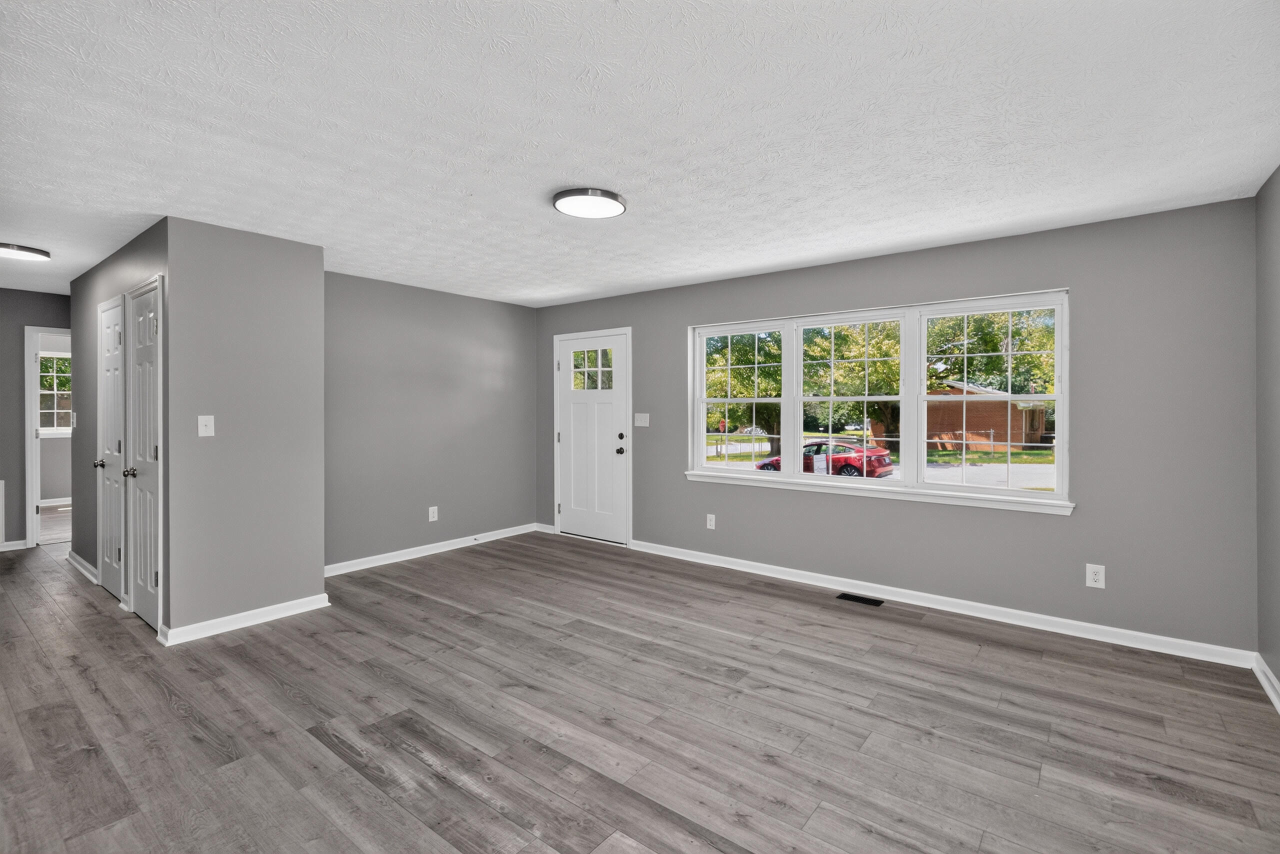 210 S Central Avenue Property Photo 5