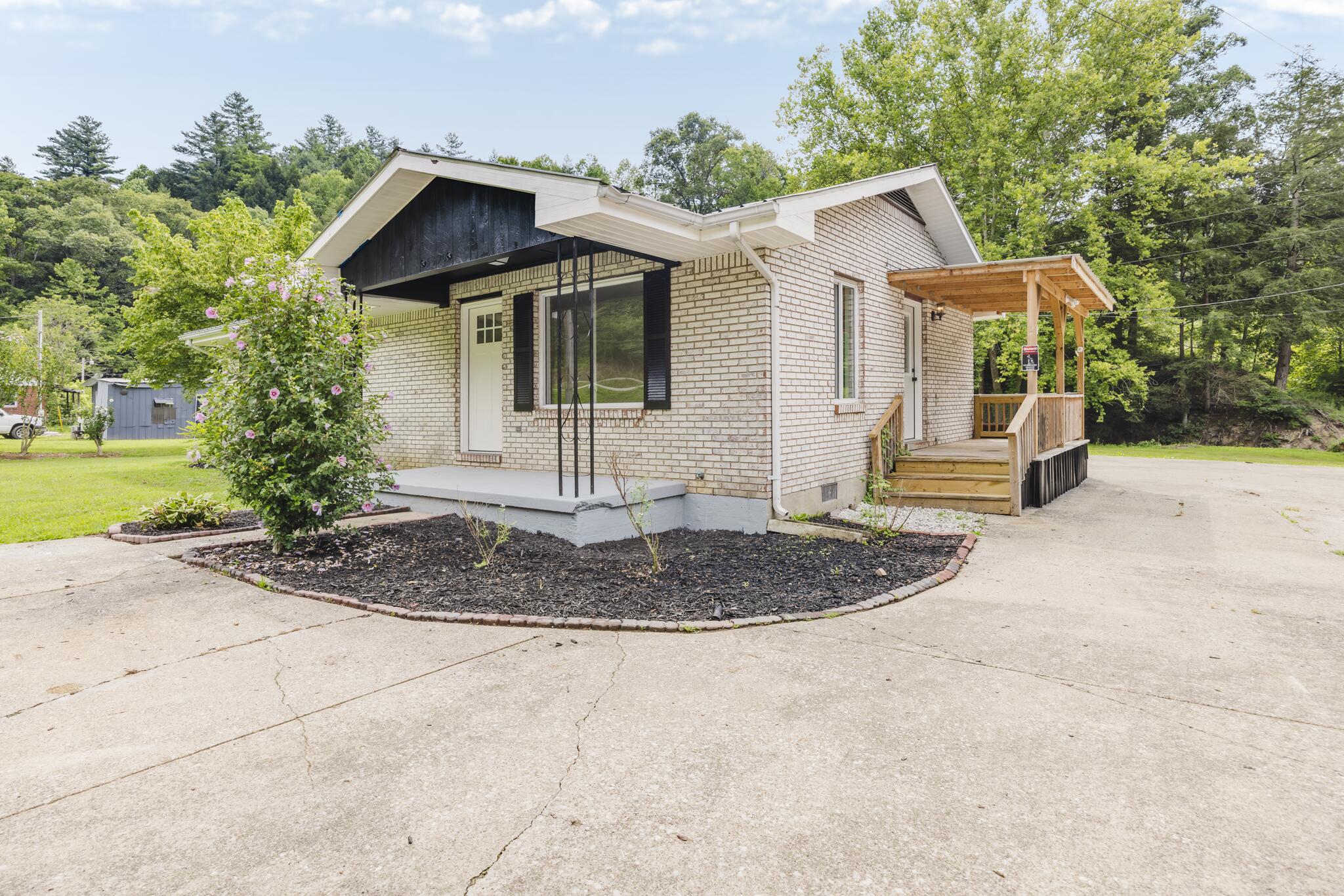5390 Highway 191 Property Photo 4