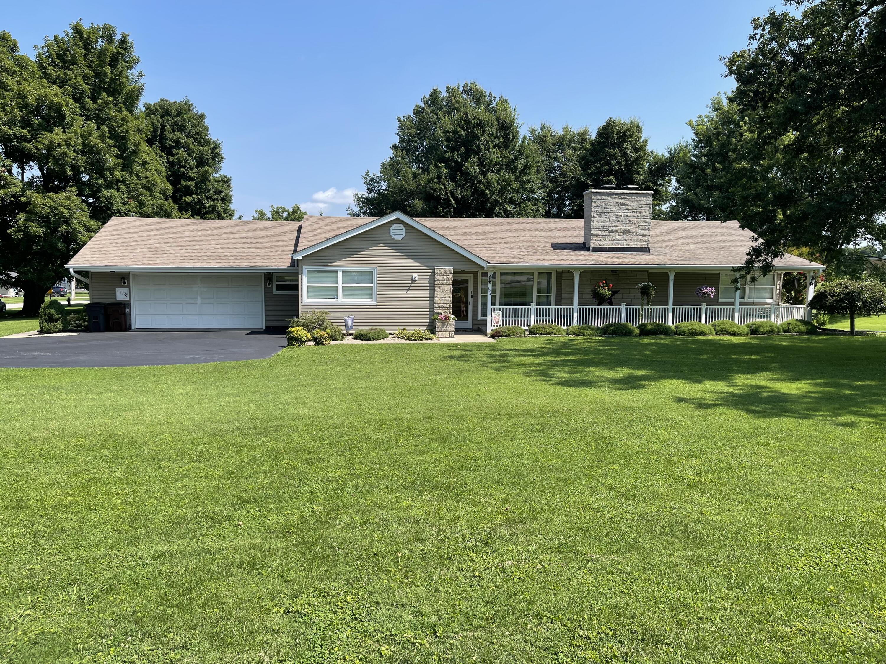 102 Maplewood Drive Property Photo 1