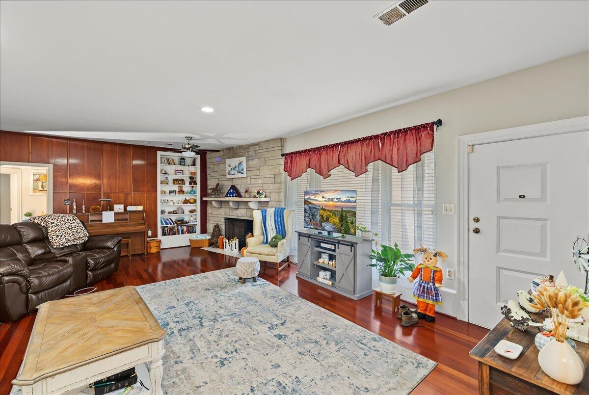 102 Maplewood Drive Property Photo 7