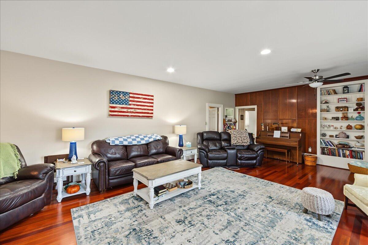 102 Maplewood Drive Property Photo 8