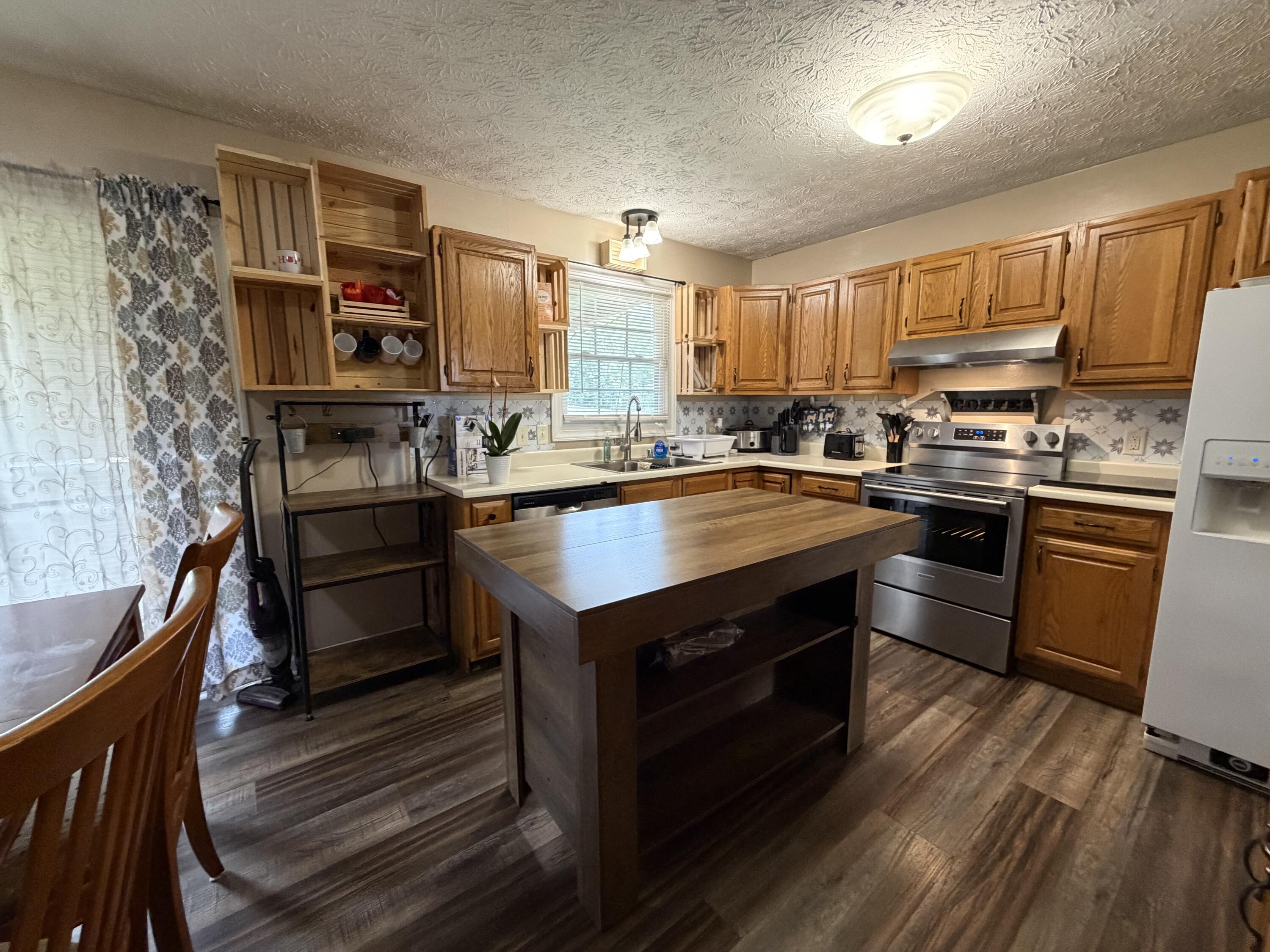 2213 Mercer Drive Property Photo 4