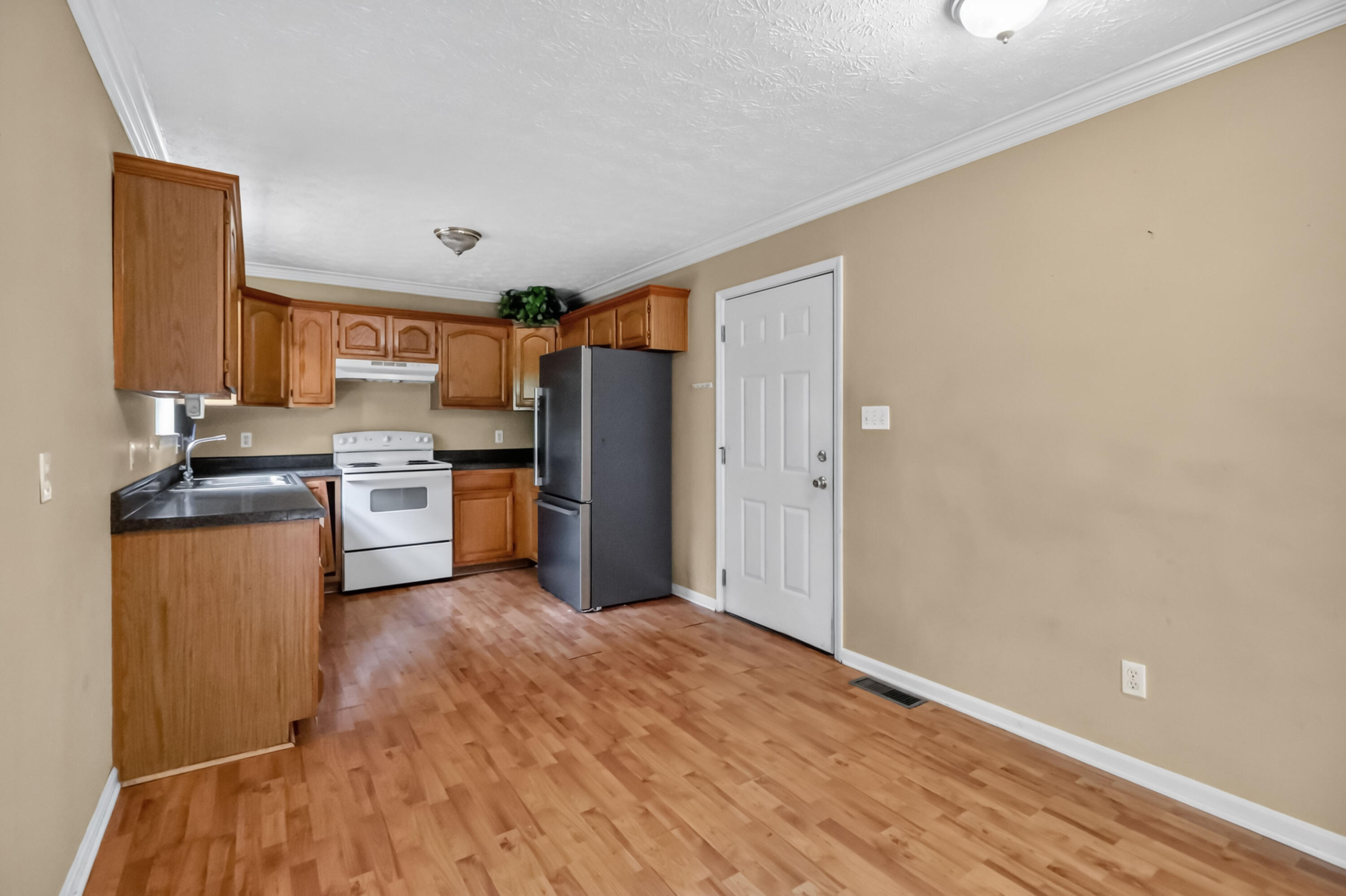 325 Weslyn Way Property Photo 6