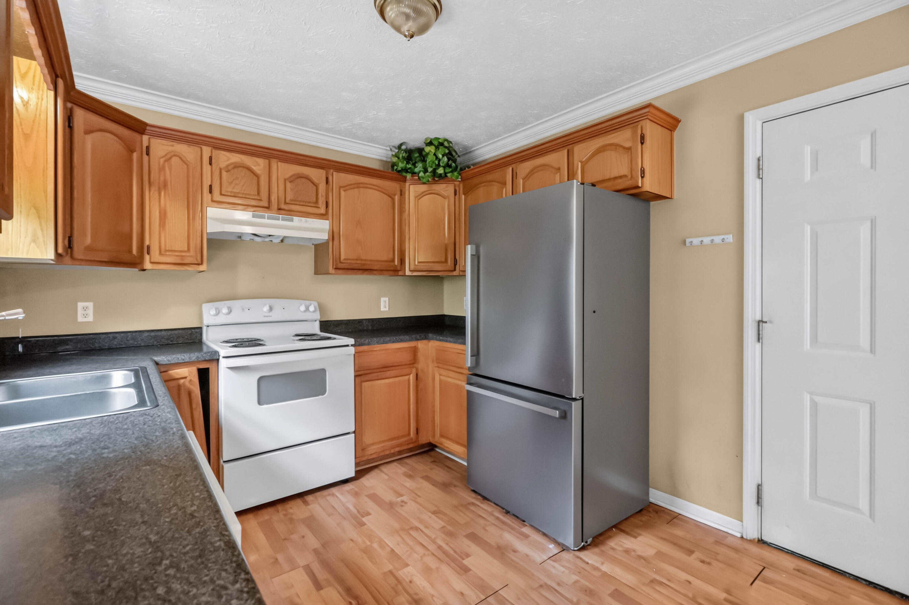 325 Weslyn Way Property Photo 8
