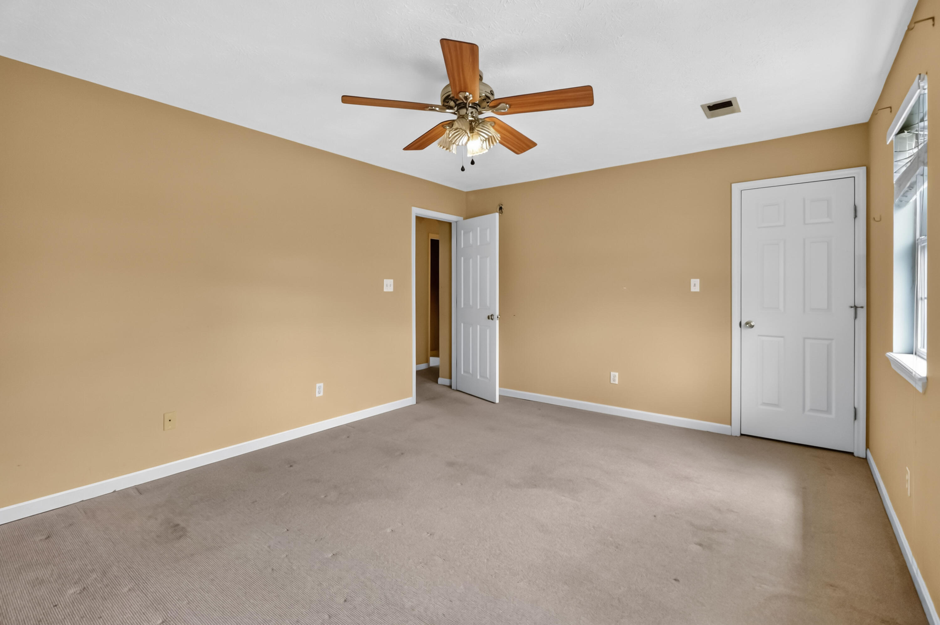 325 Weslyn Way Property Photo 17