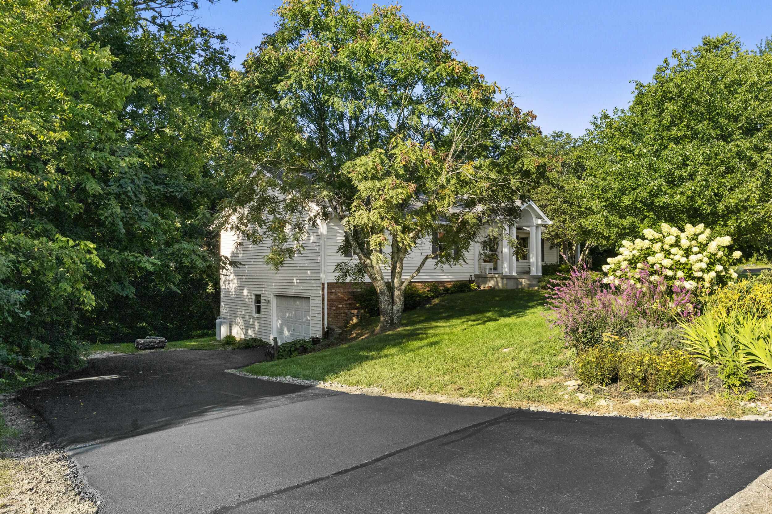 1005 Pin Oak Drive Property Photo 5