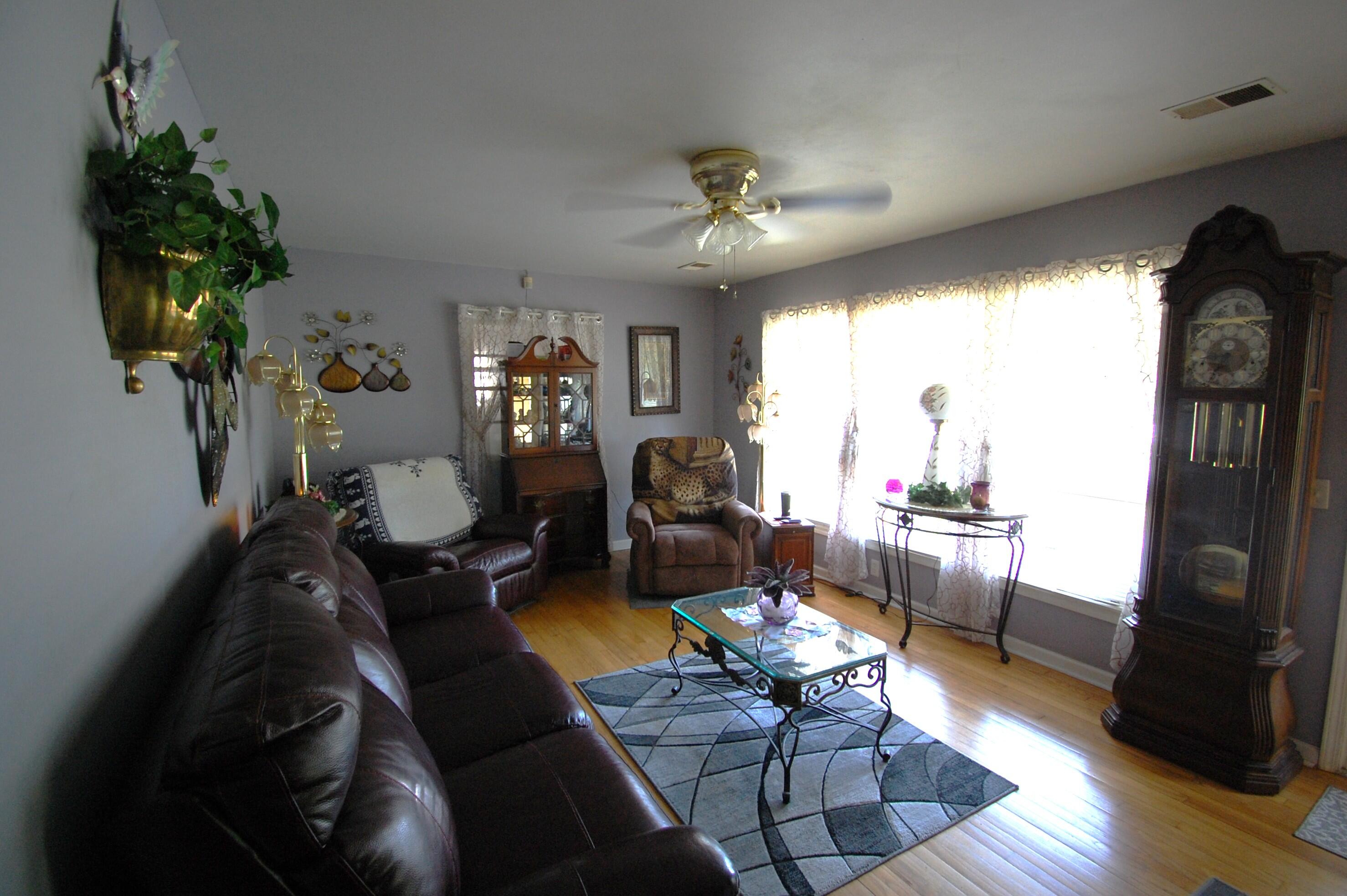 5825 Oaks Road Property Photo 3