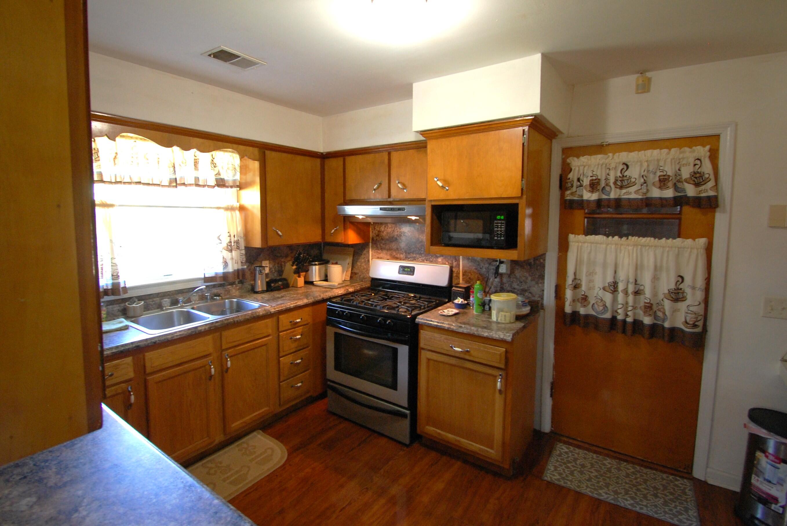 5825 Oaks Road Property Photo 4