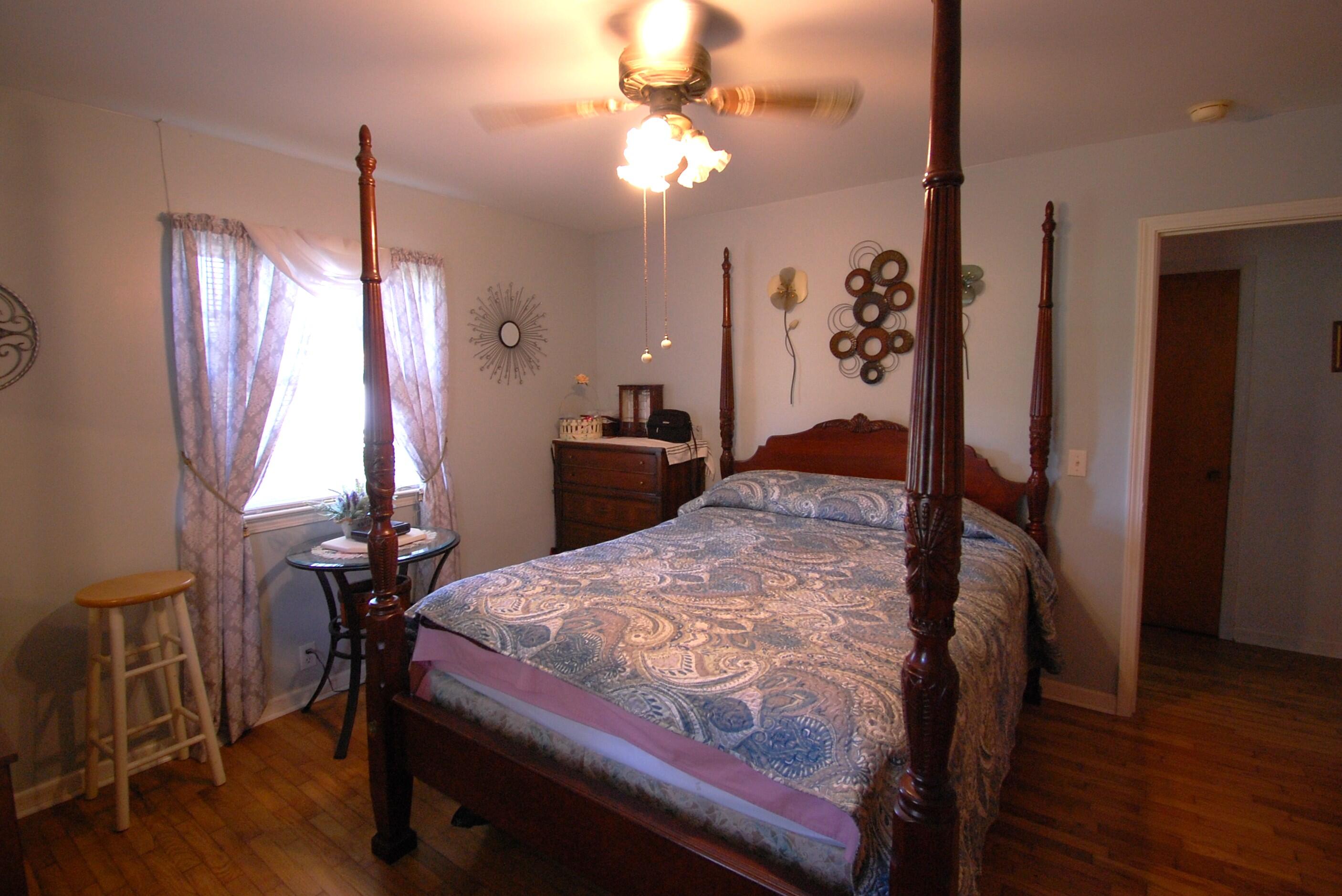 5825 Oaks Road Property Photo 10