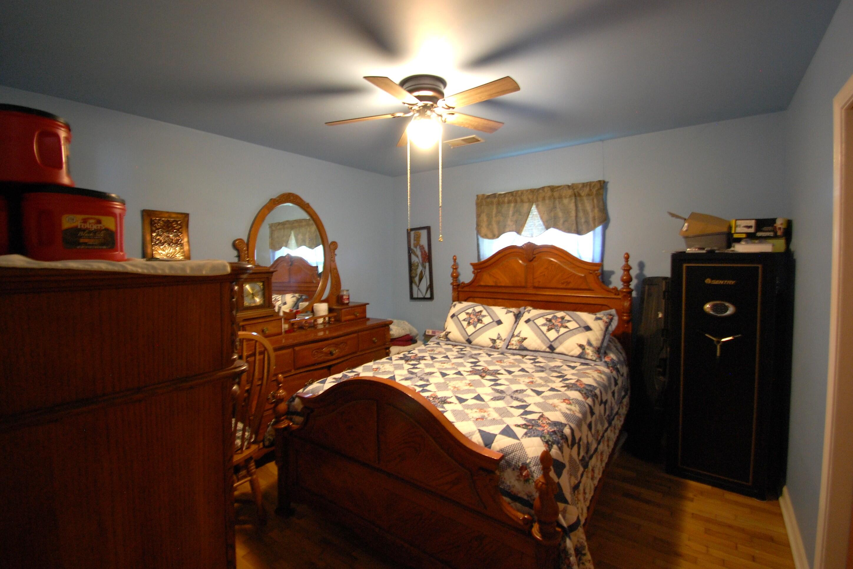 5825 Oaks Road Property Photo 13