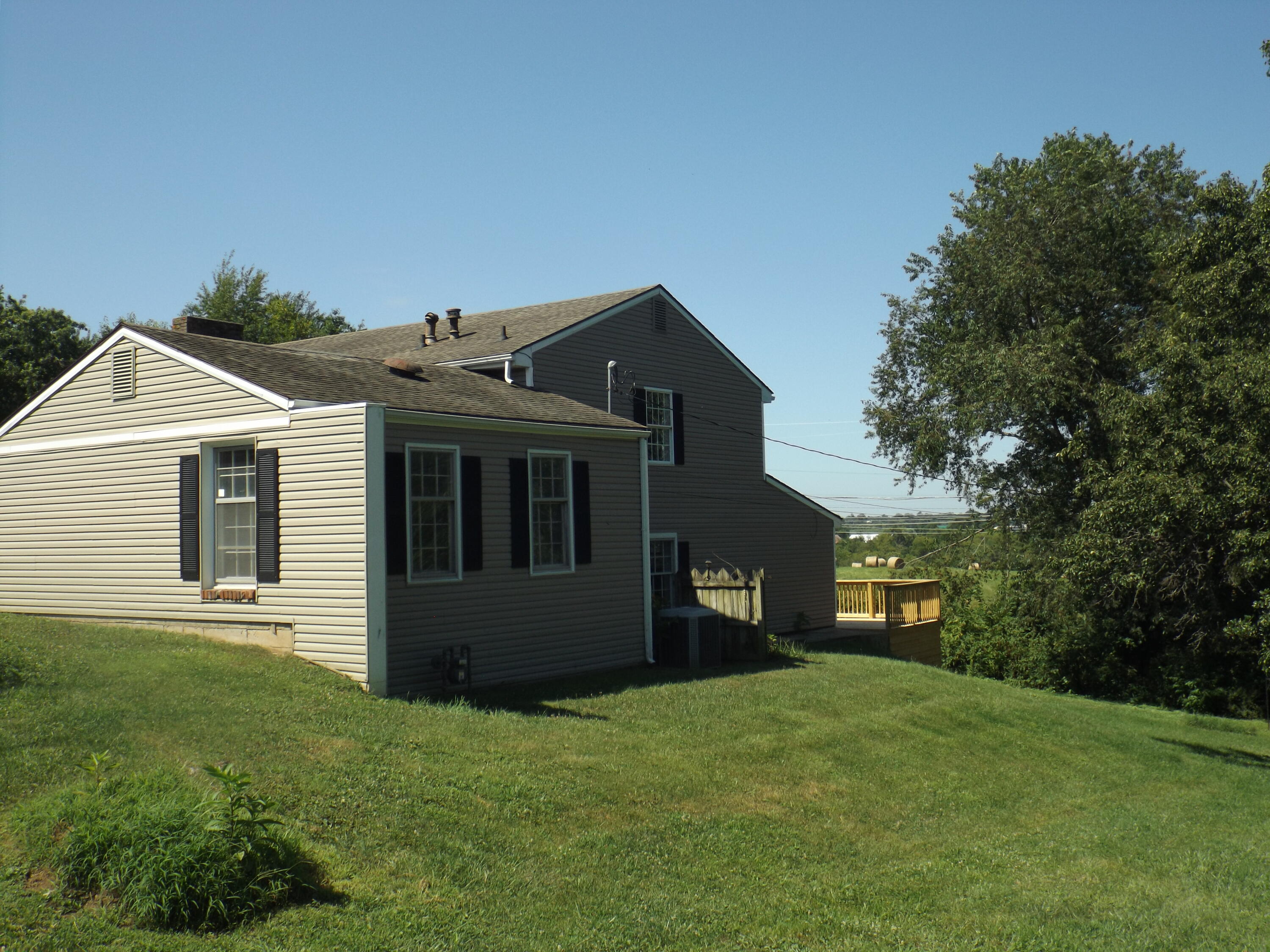 121 Crescent Drive Property Photo 3