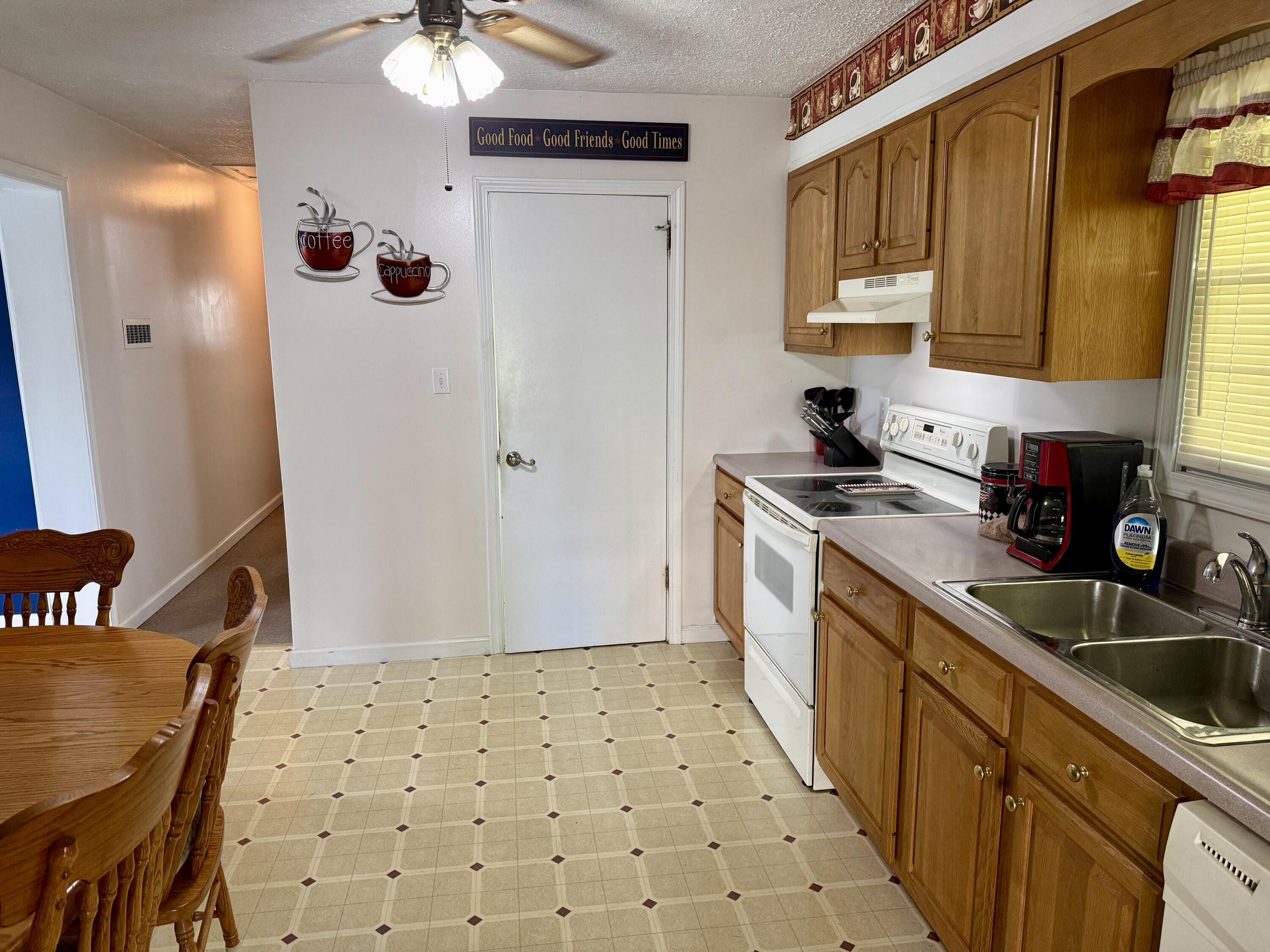 120 Collins Drive Property Photo 8