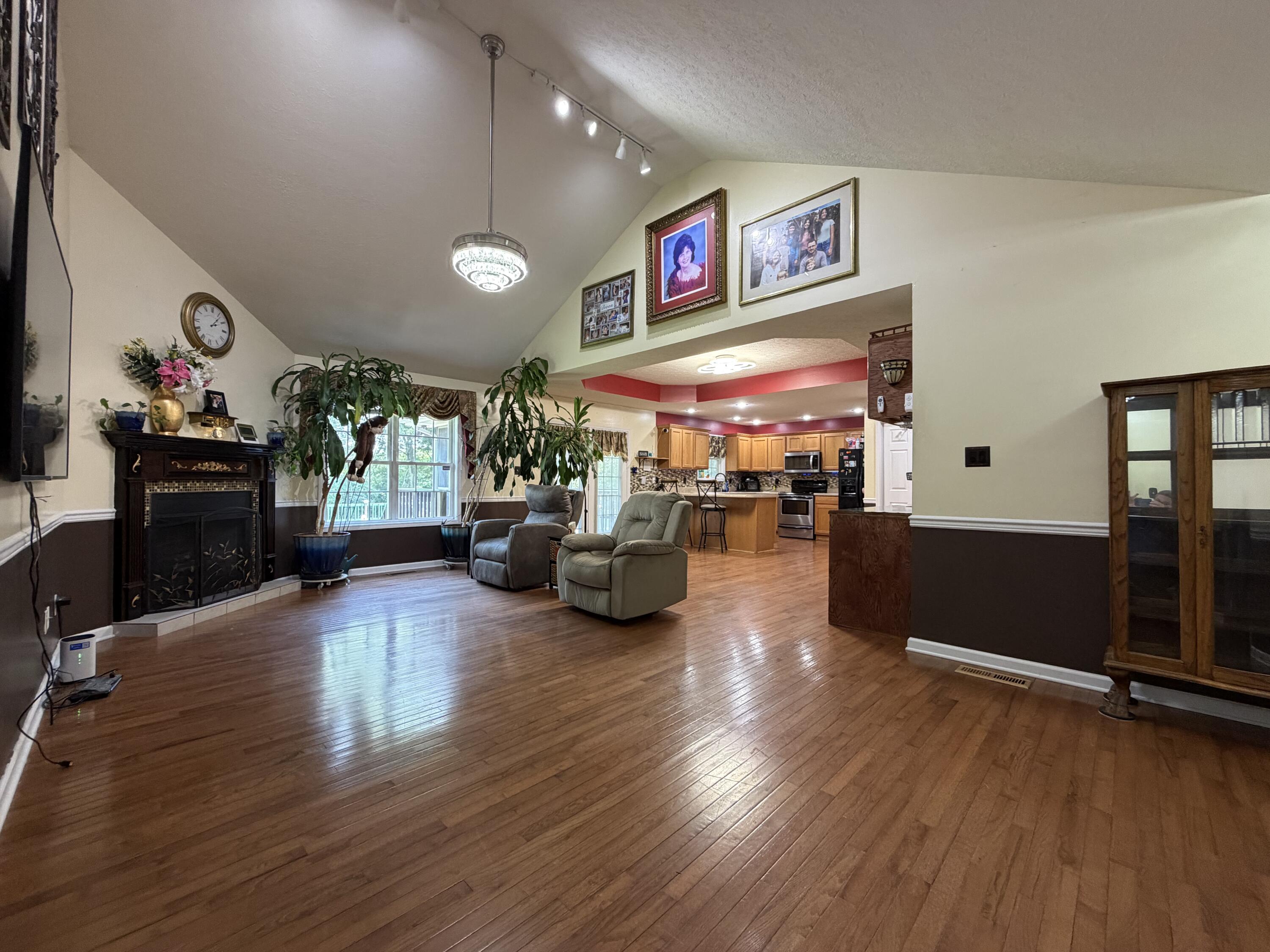 1810 Valley View Drive Property Photo 4